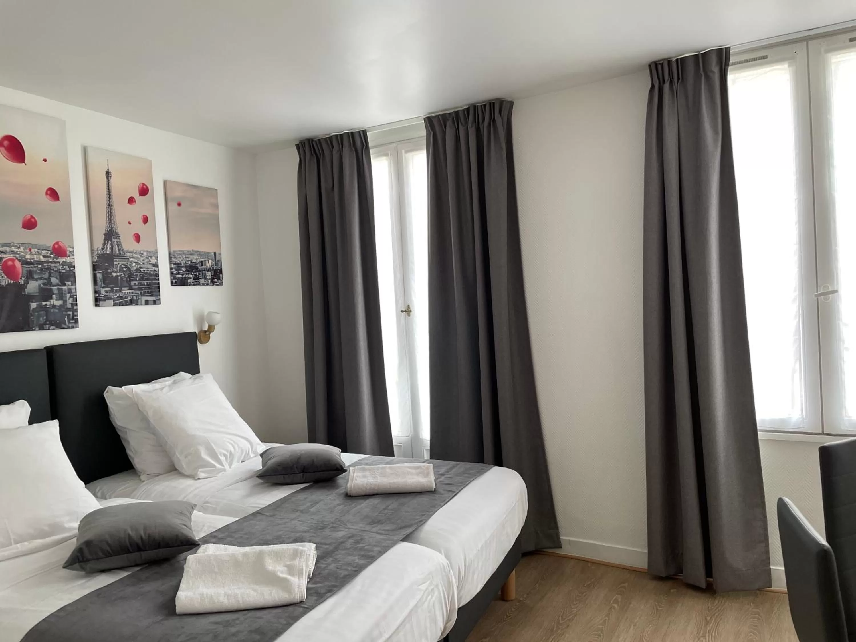 Bed in Hôtel de Bordeaux