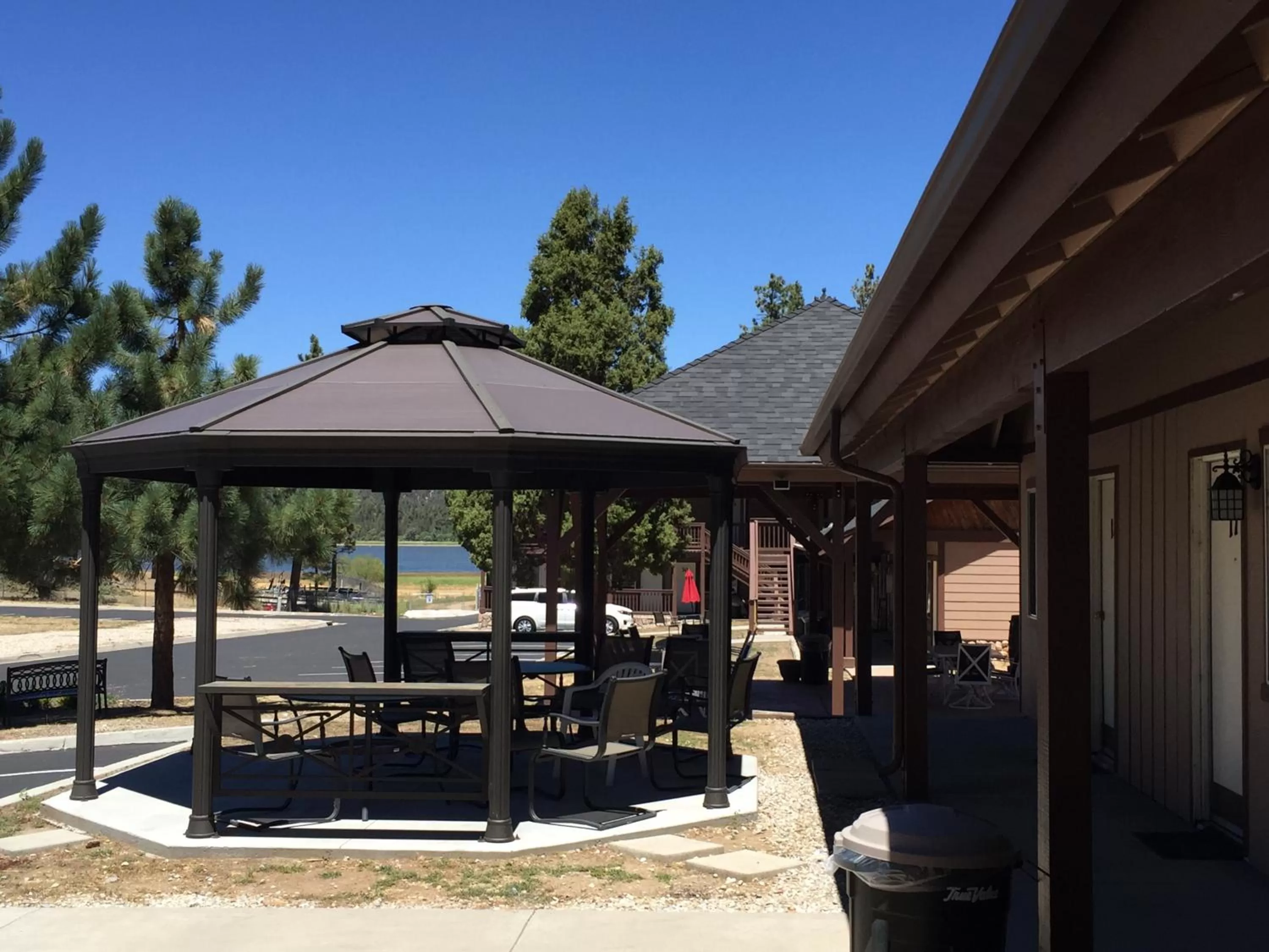 Communal lounge/ TV room, Restaurant/Places to Eat in Vintage Lakeside Inn