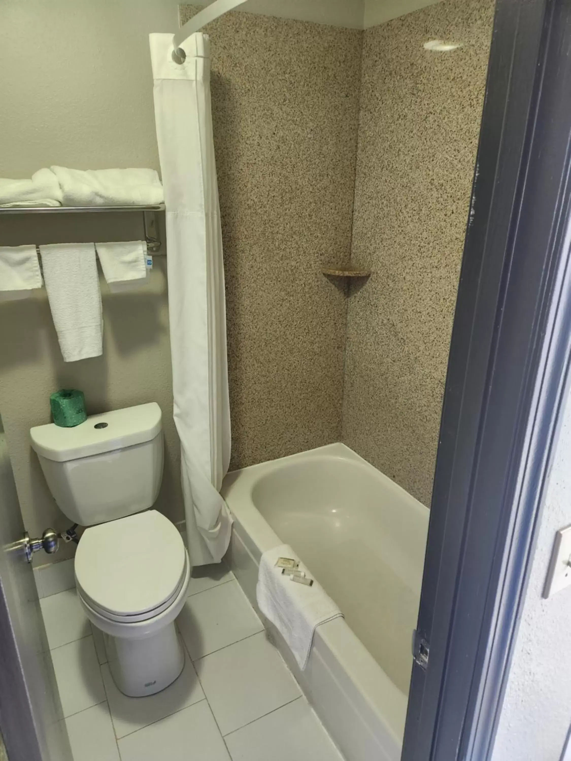 King Room - Non-Smoking in Days Inn by Wyndham Dahlonega University Area King Room - Non-Smoking in Days Inn by Wyndham Dahlonega University Area