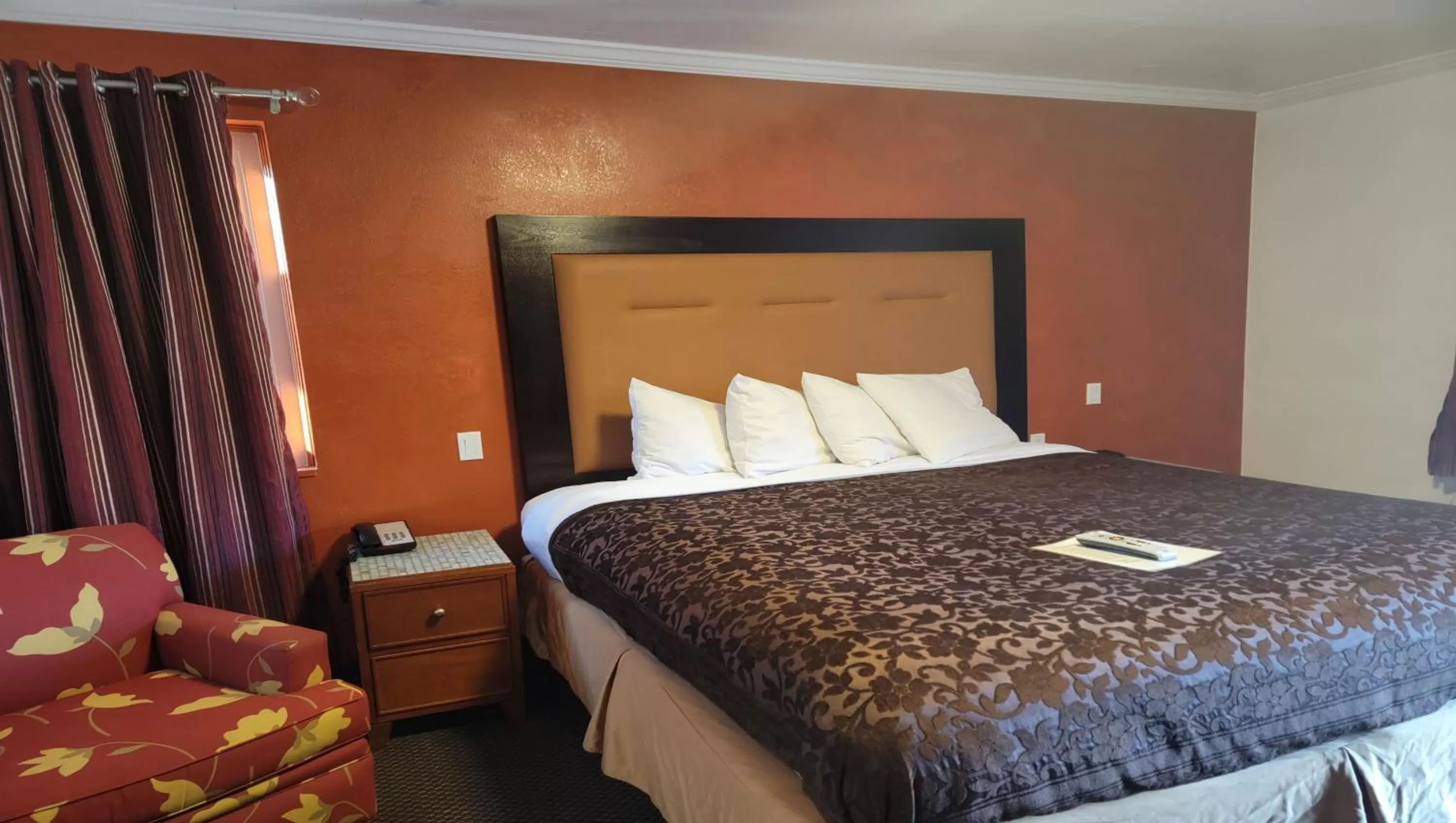 Photo of the whole room, Bed in Mountain Star Inn