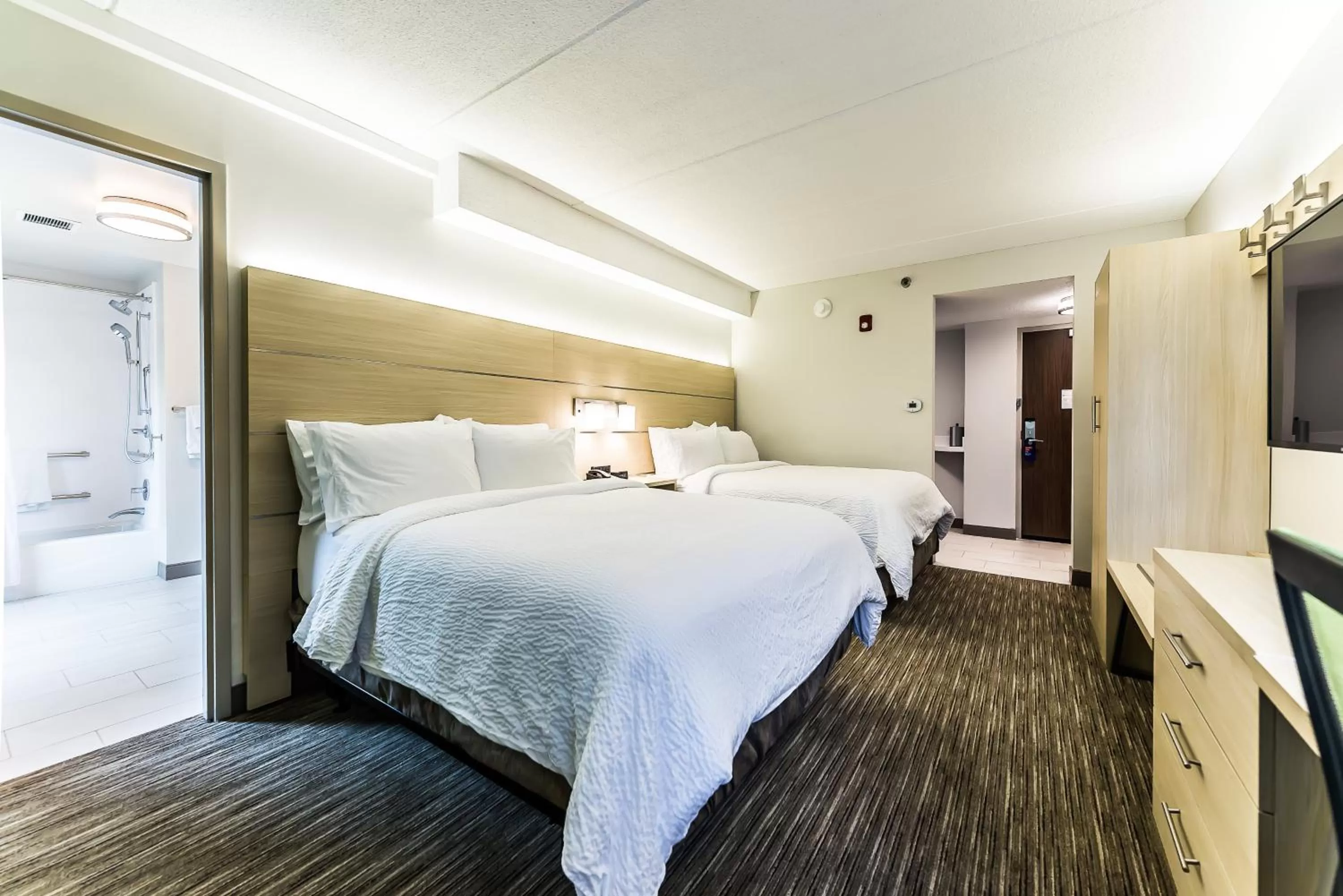 Photo of the whole room, Bed in Holiday Inn Express Flint-Campus Area by IHG