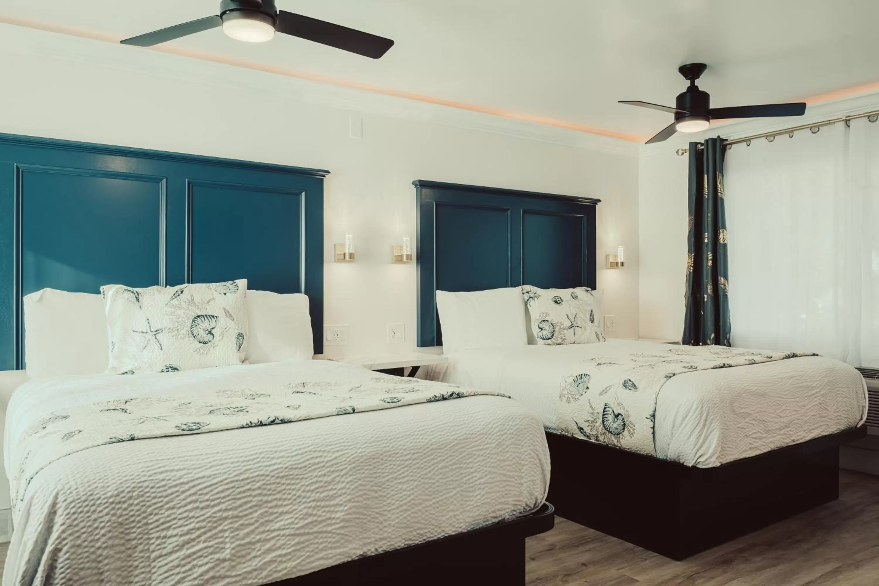 Bed in Blufftop Inn & Suites - Wharf/Restaurant District