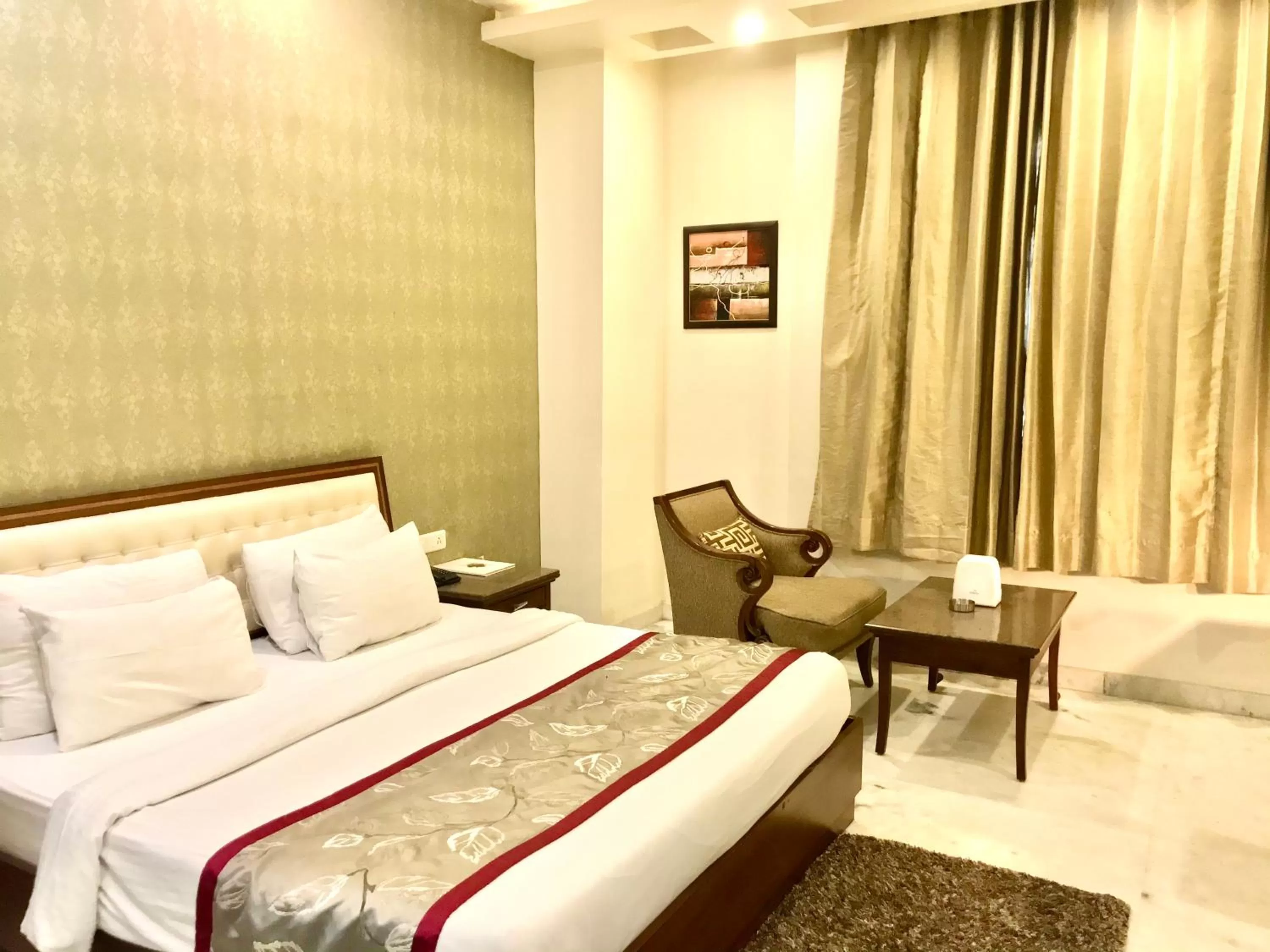 Bedroom, Bed in Hotel Leela Grande