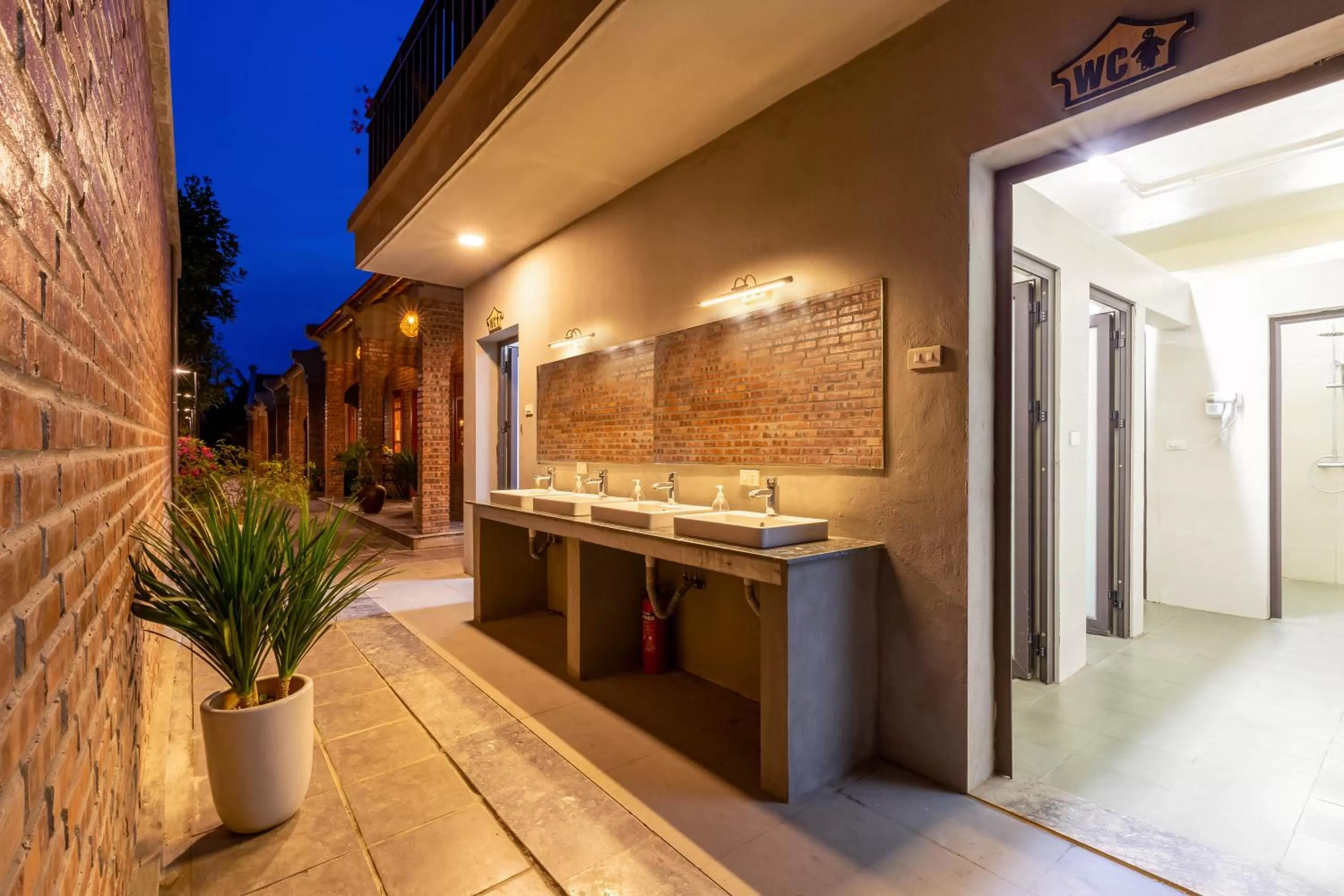 Toilet in Tam Coc Banana Bungalow