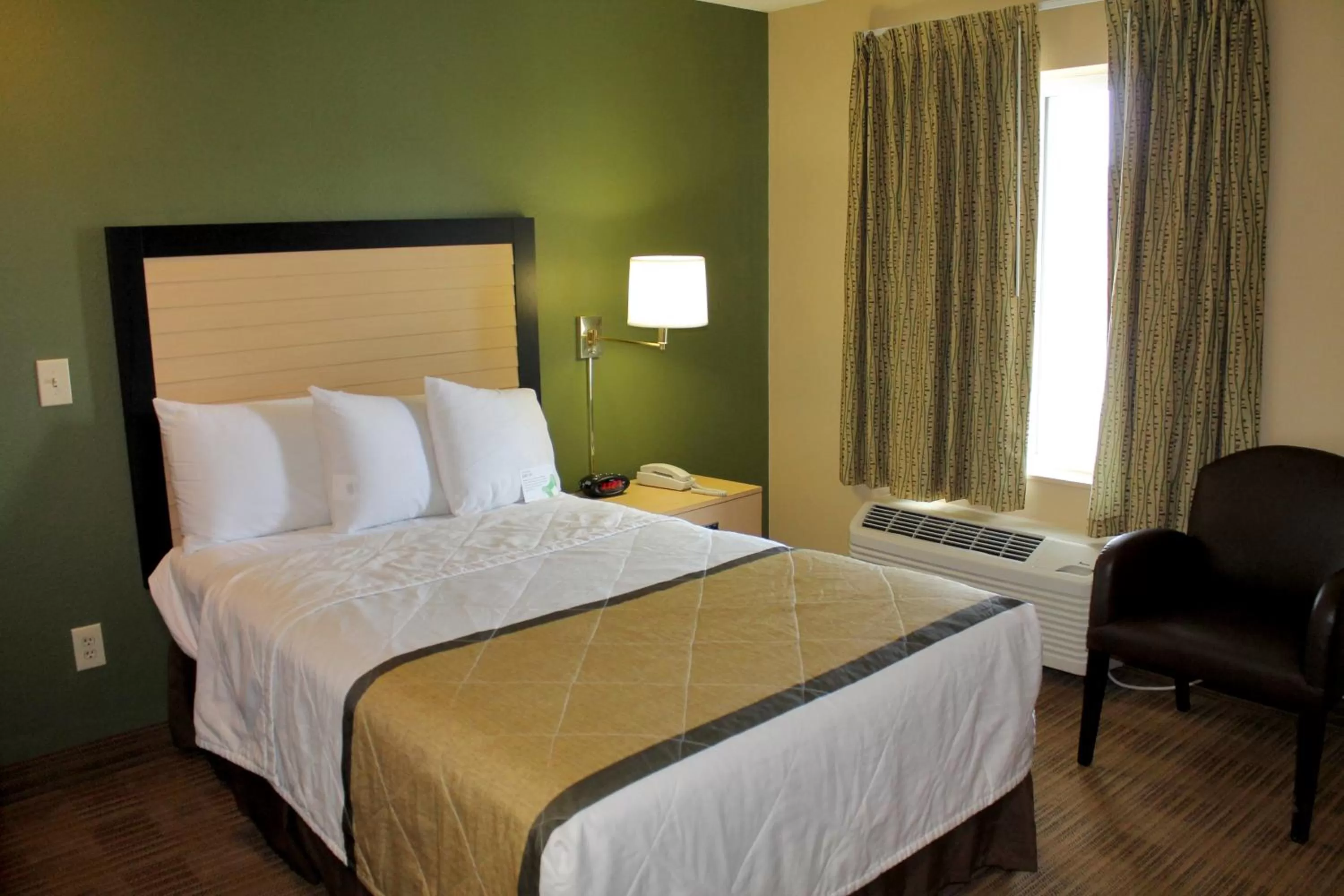 Bed in Extended Stay America Suites - Houston - The Woodlands