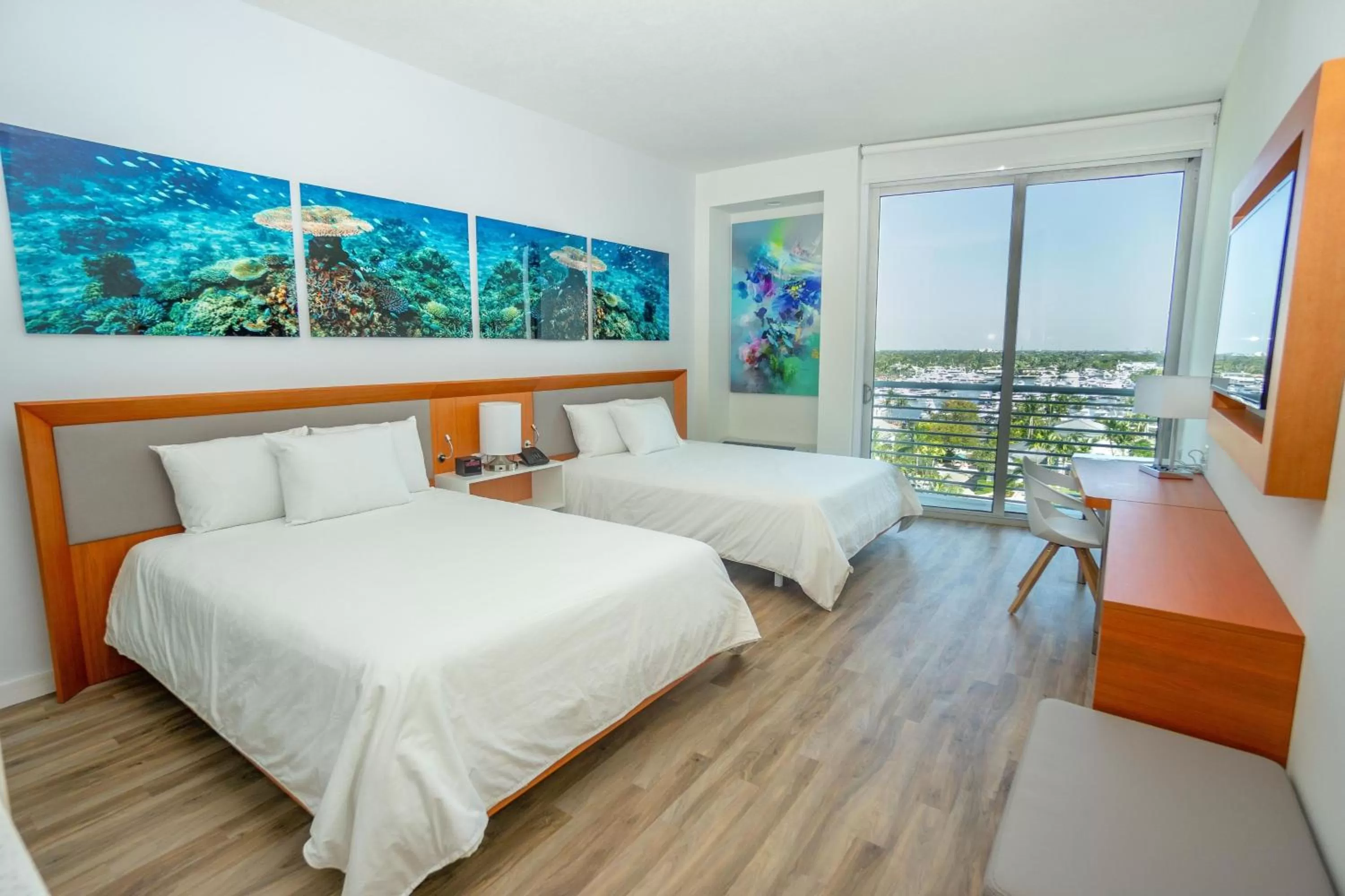 Photo of the whole room, Bed in Maritime Hotel Fort Lauderdale Airport & Cruiseport