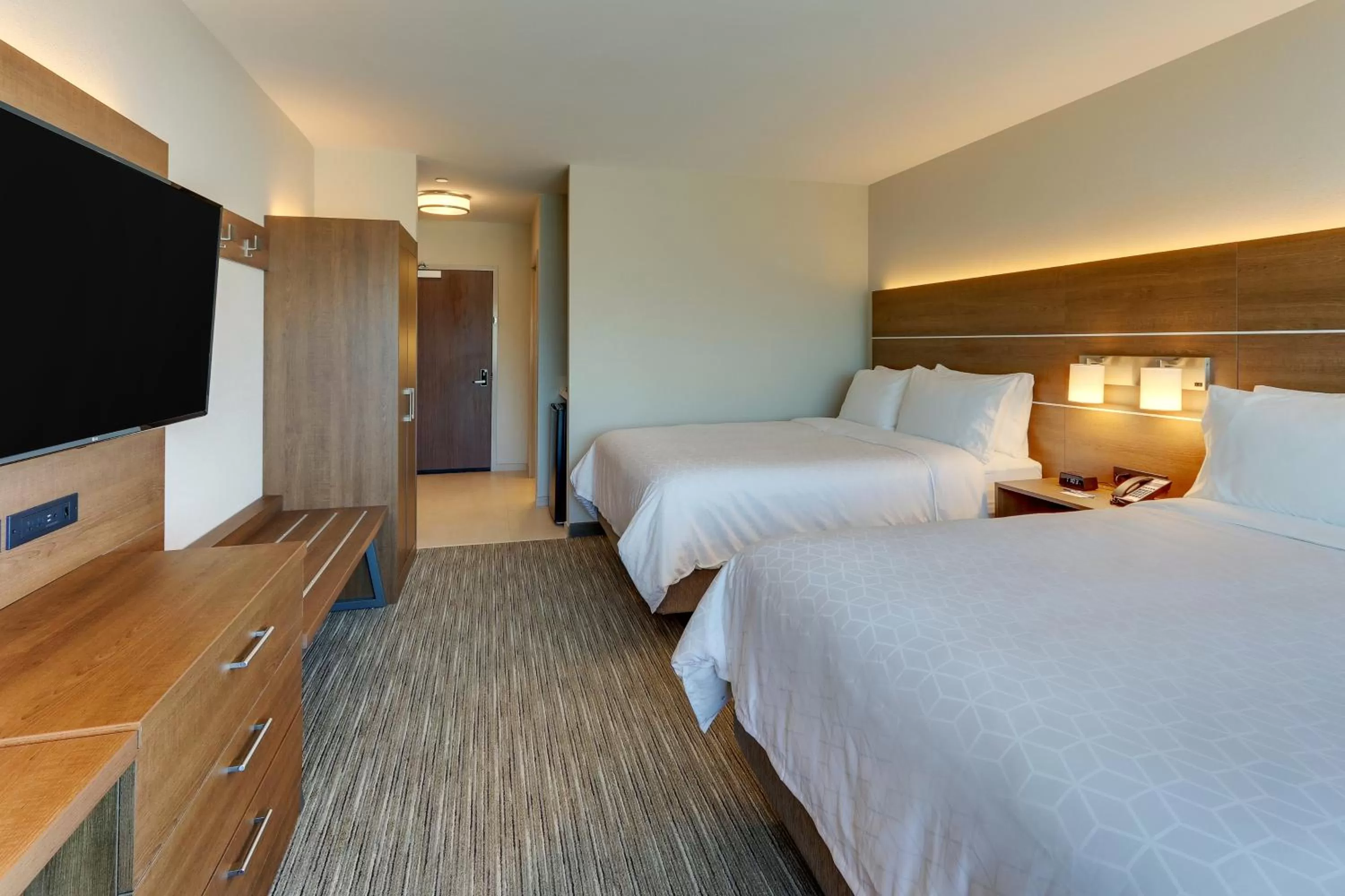 Bed in Holiday Inn Express & Suites - Roanoke – Civic Center