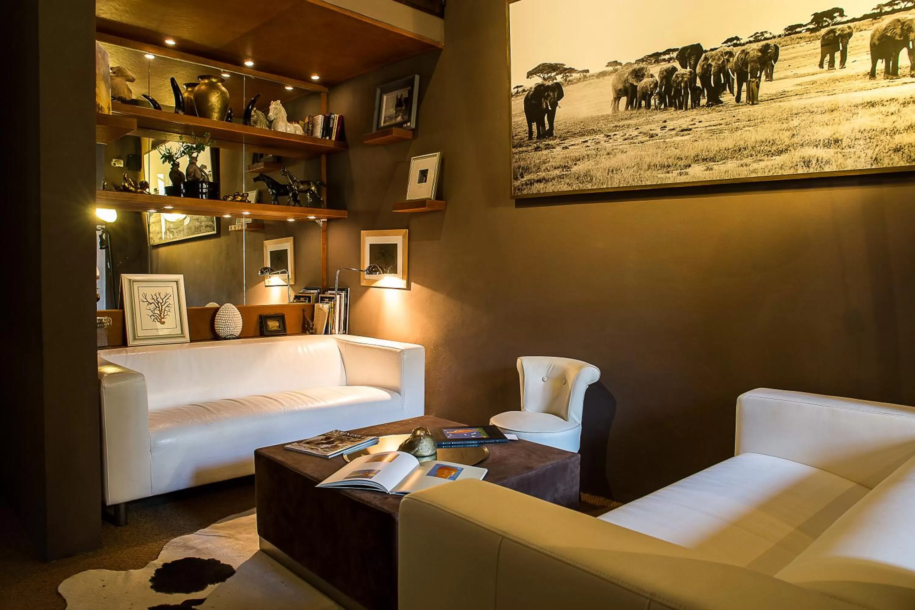 Communal lounge/ TV room, Bed in Porcellino Gallery Art Boutique BB