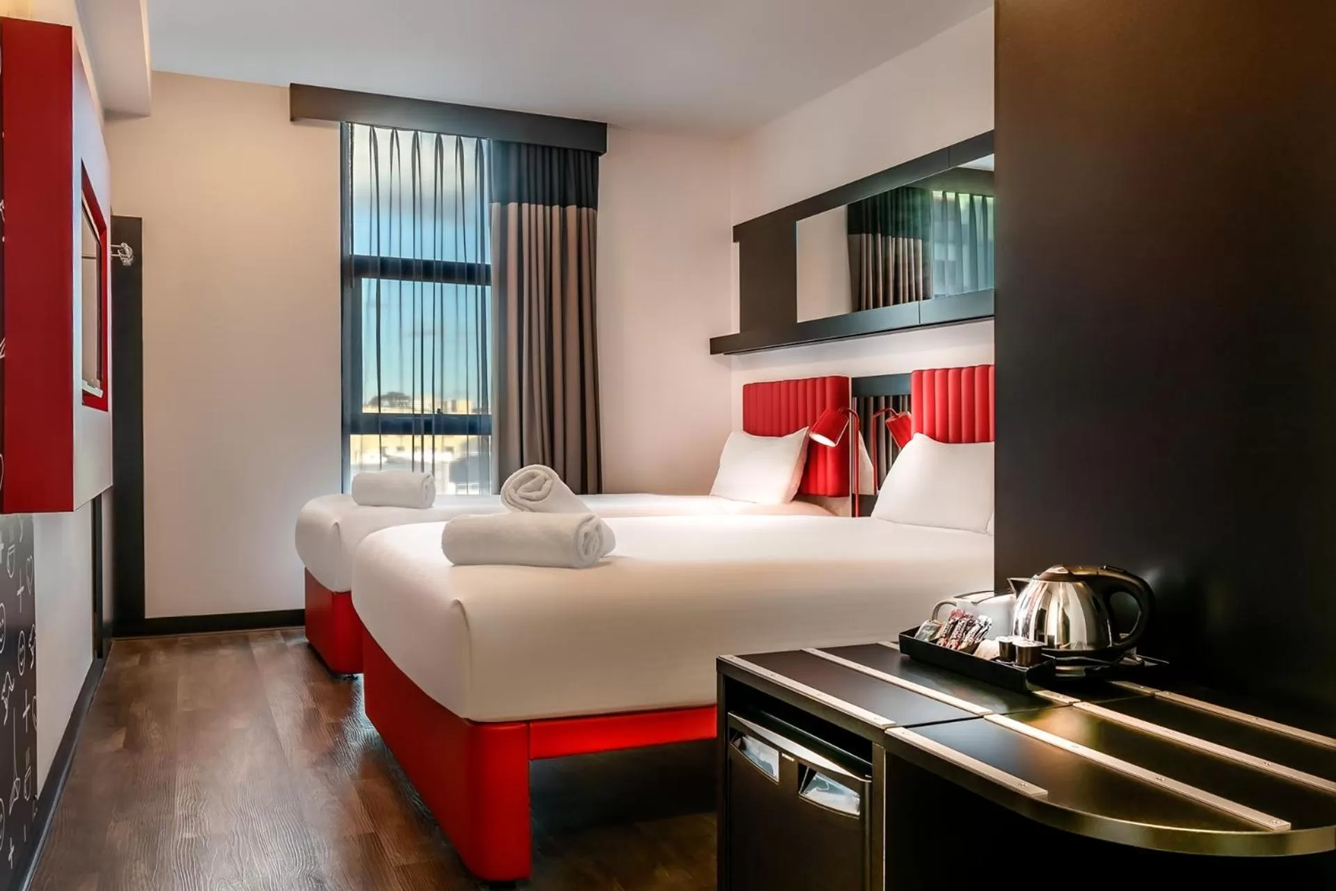 Bed in Essence Hotel Carlton