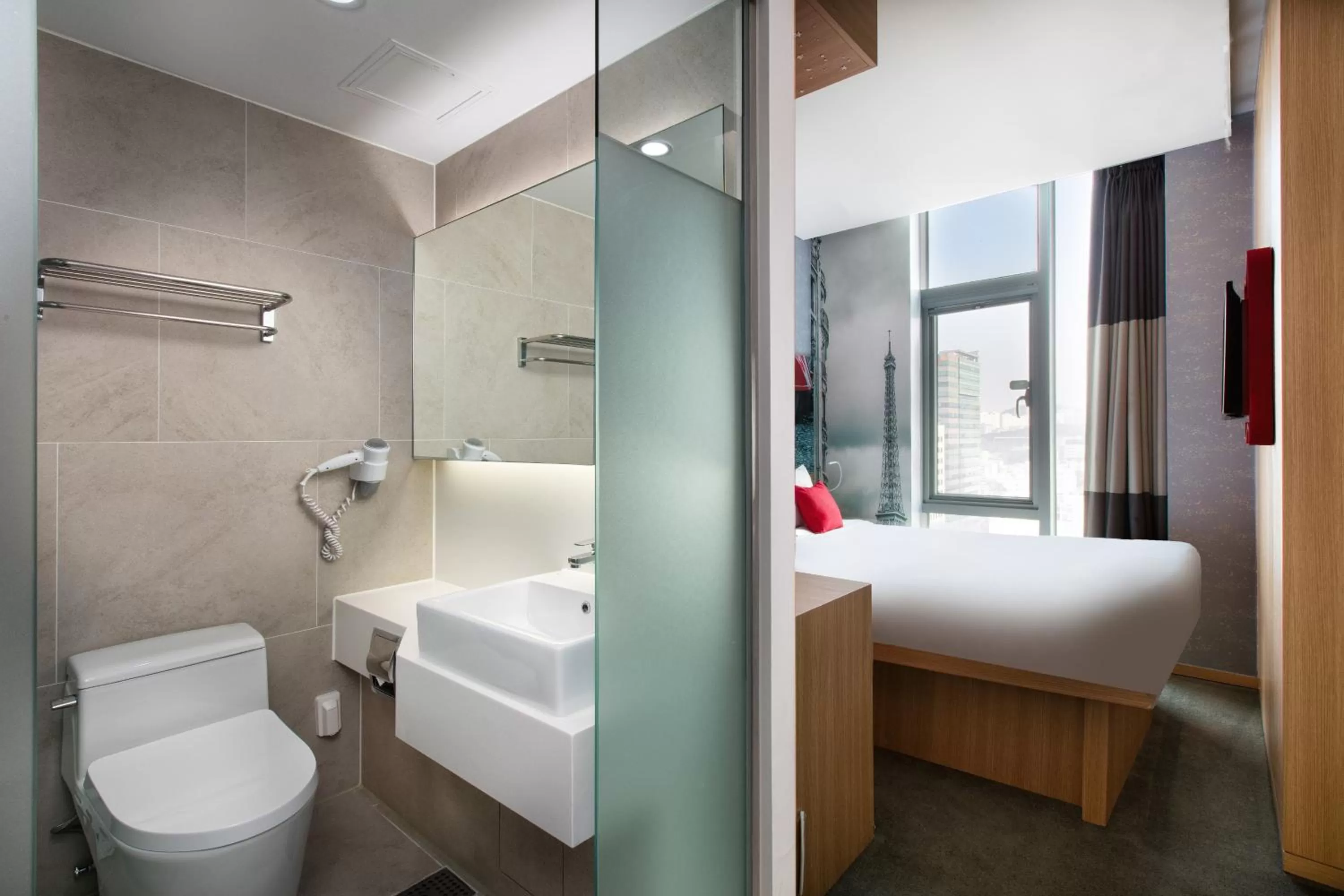 Bathroom, Bed in Travelodge Dongdaemun Seoul