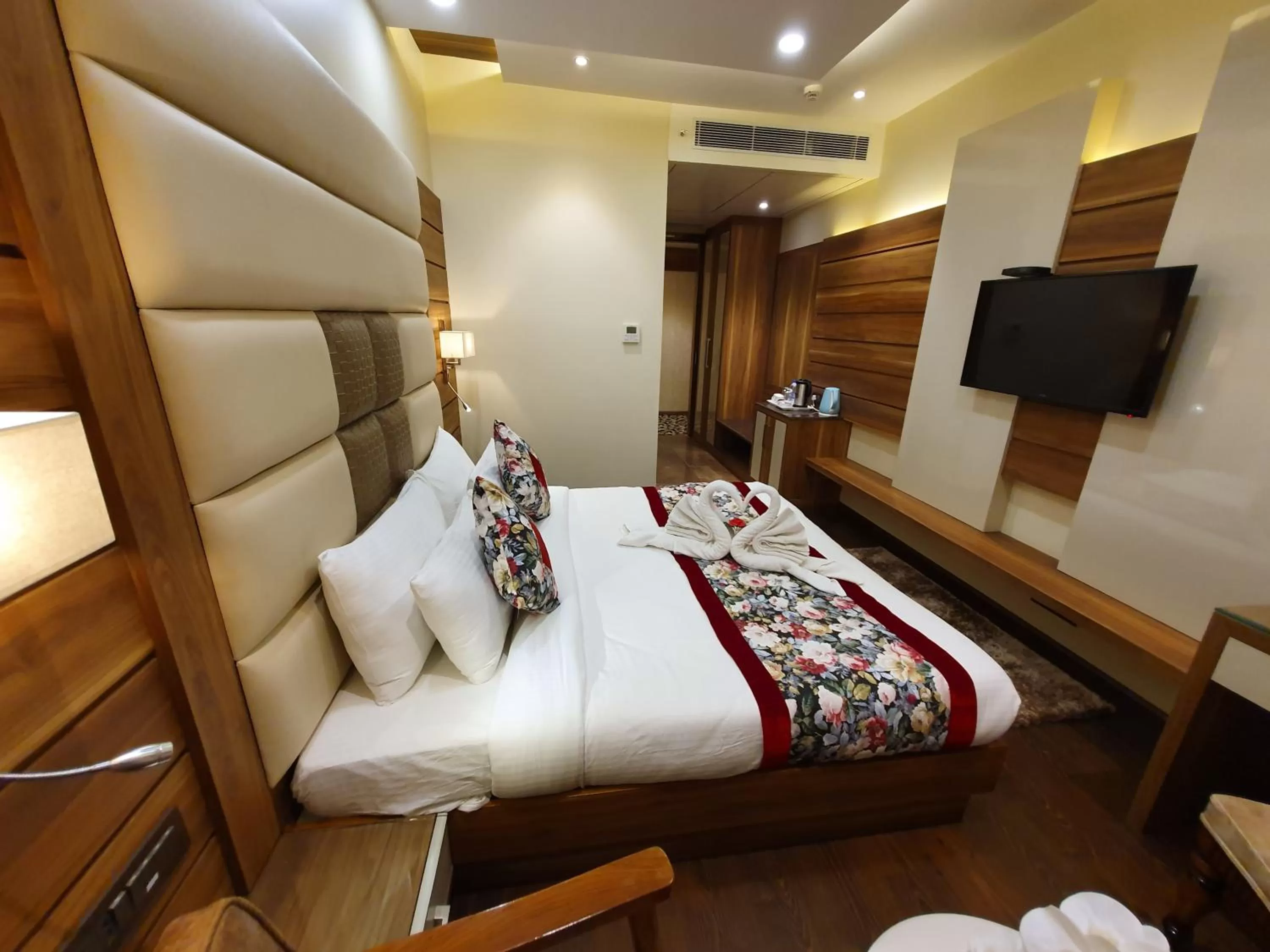 Bed in Hotel Makhan Residency