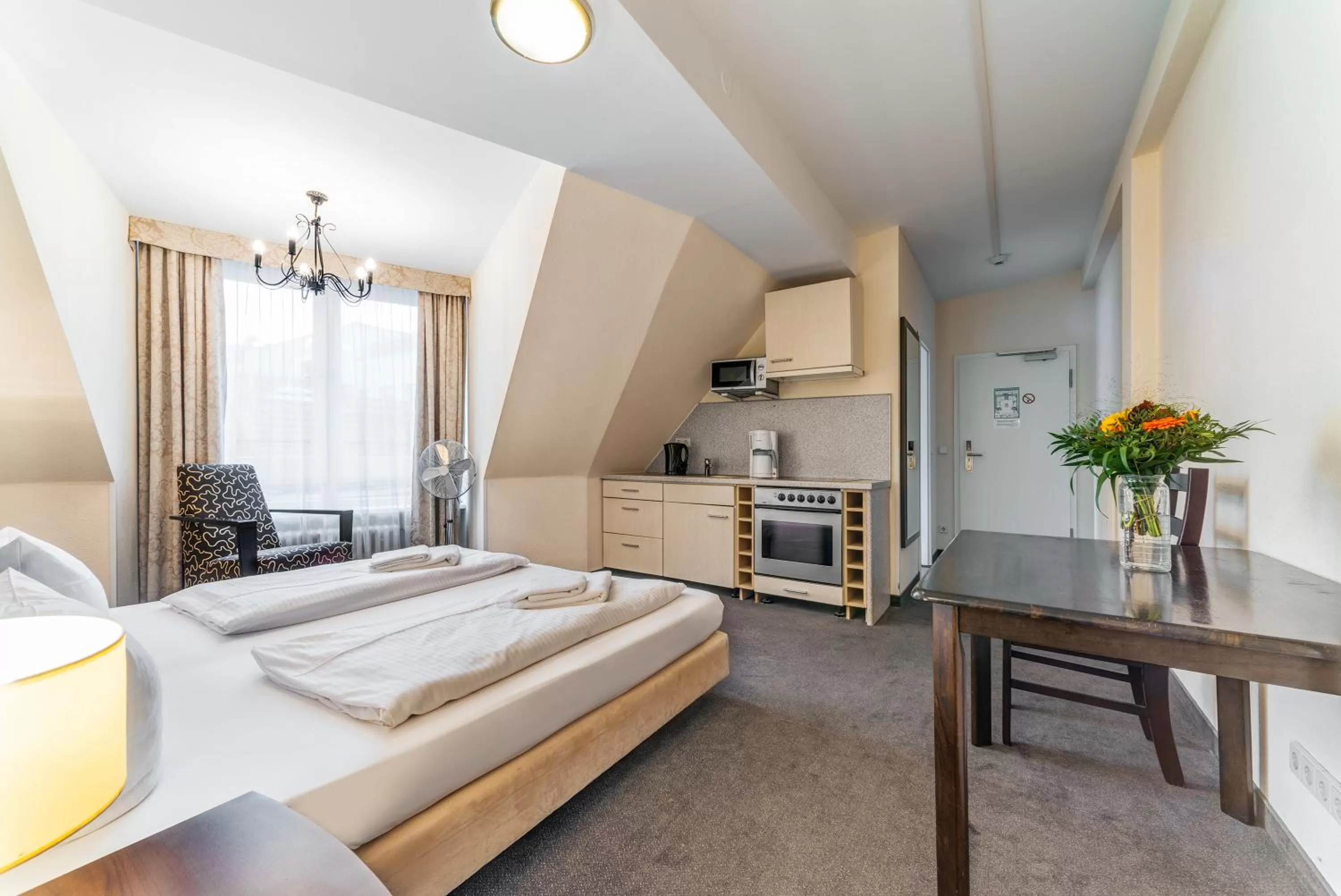 Photo of the whole room, Bed in Upper Room Hotel Kurfürstendamm