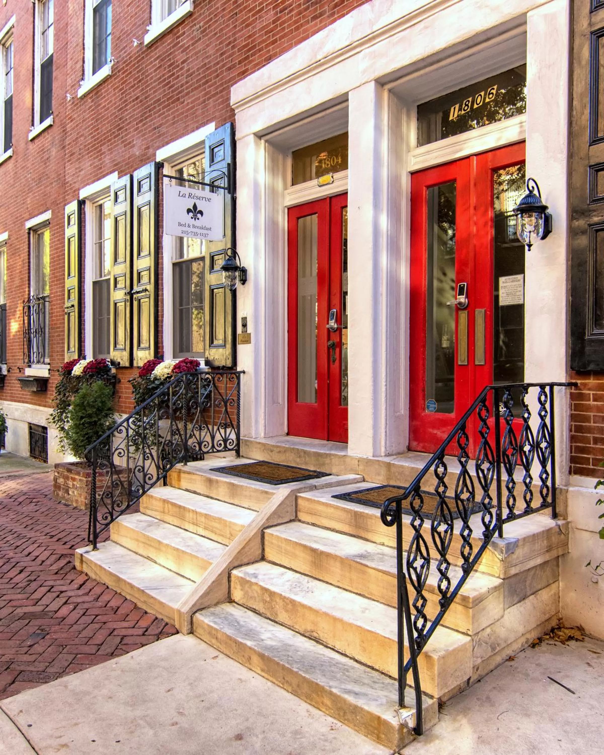 Facade/entrance in La Reserve Bed and Breakfast