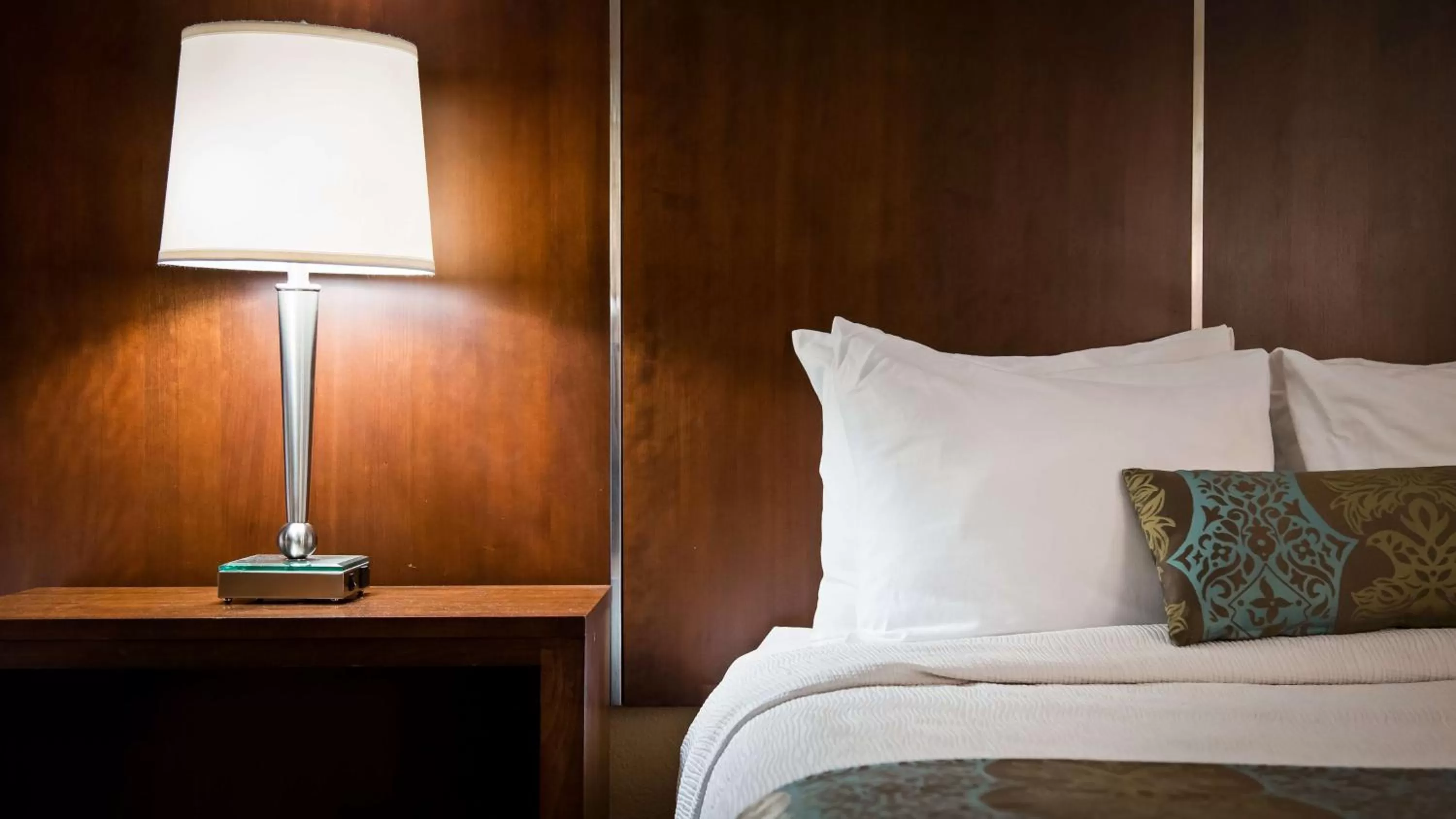 Photo of the whole room, Bed in Best Western Airport Inn & Suites Oakland