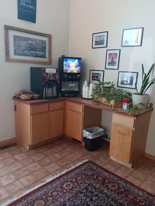 Communal lounge/ TV room in White Birch Inn