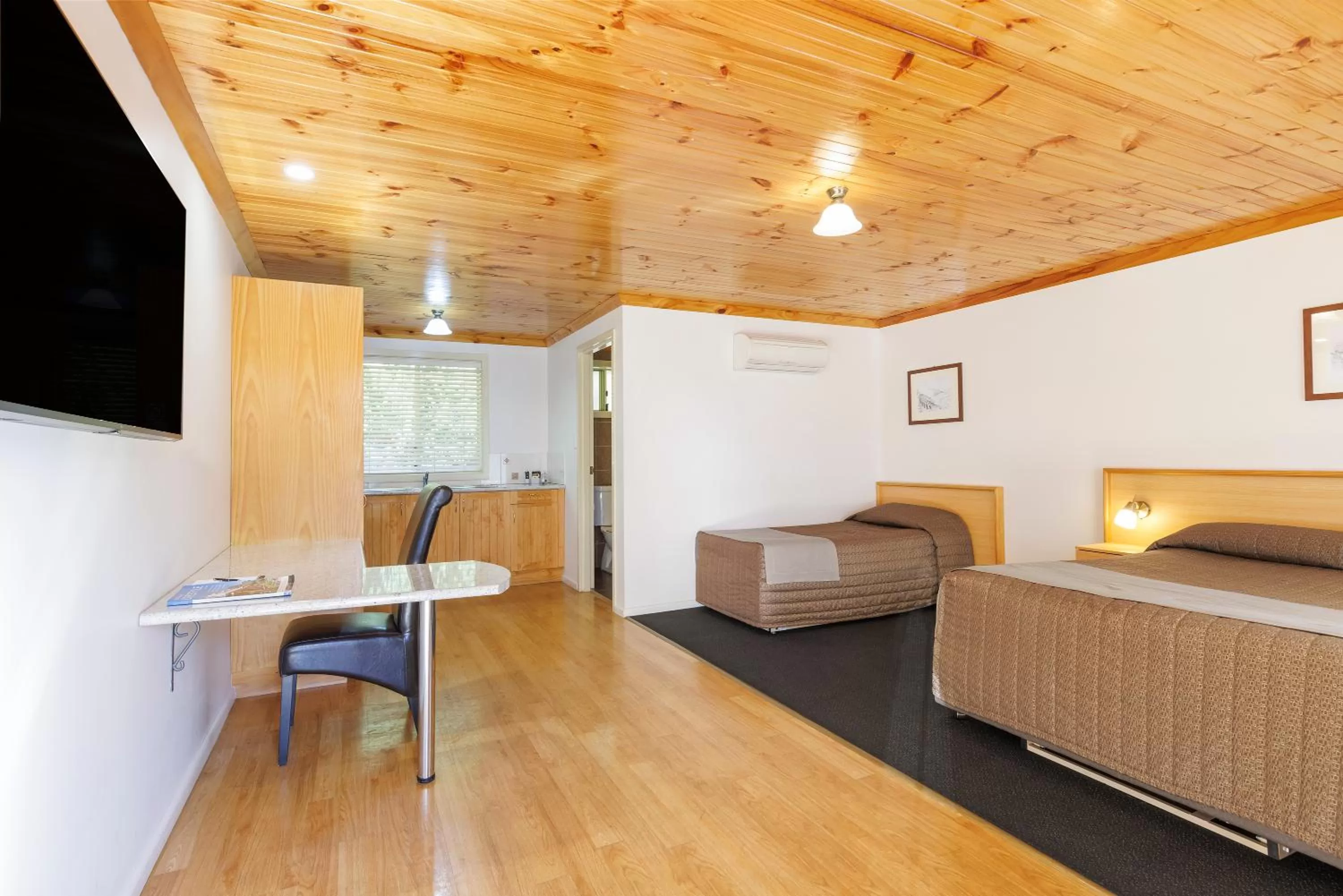 Kitchen or kitchenette in Black Gold Motel