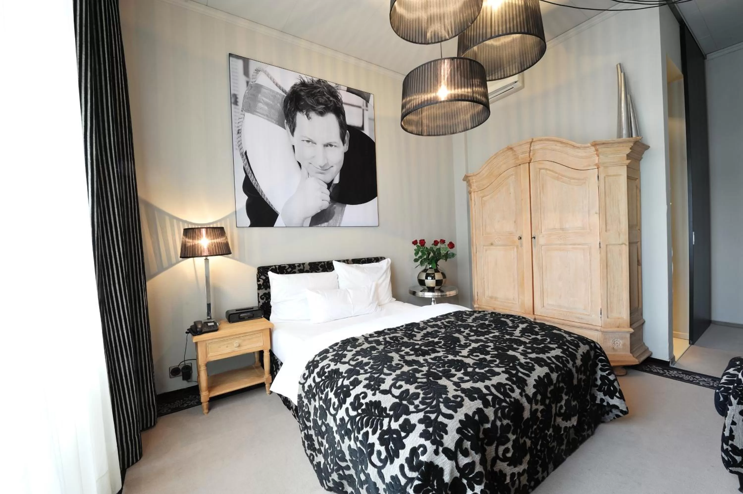 Photo of the whole room, Bed in Stage47