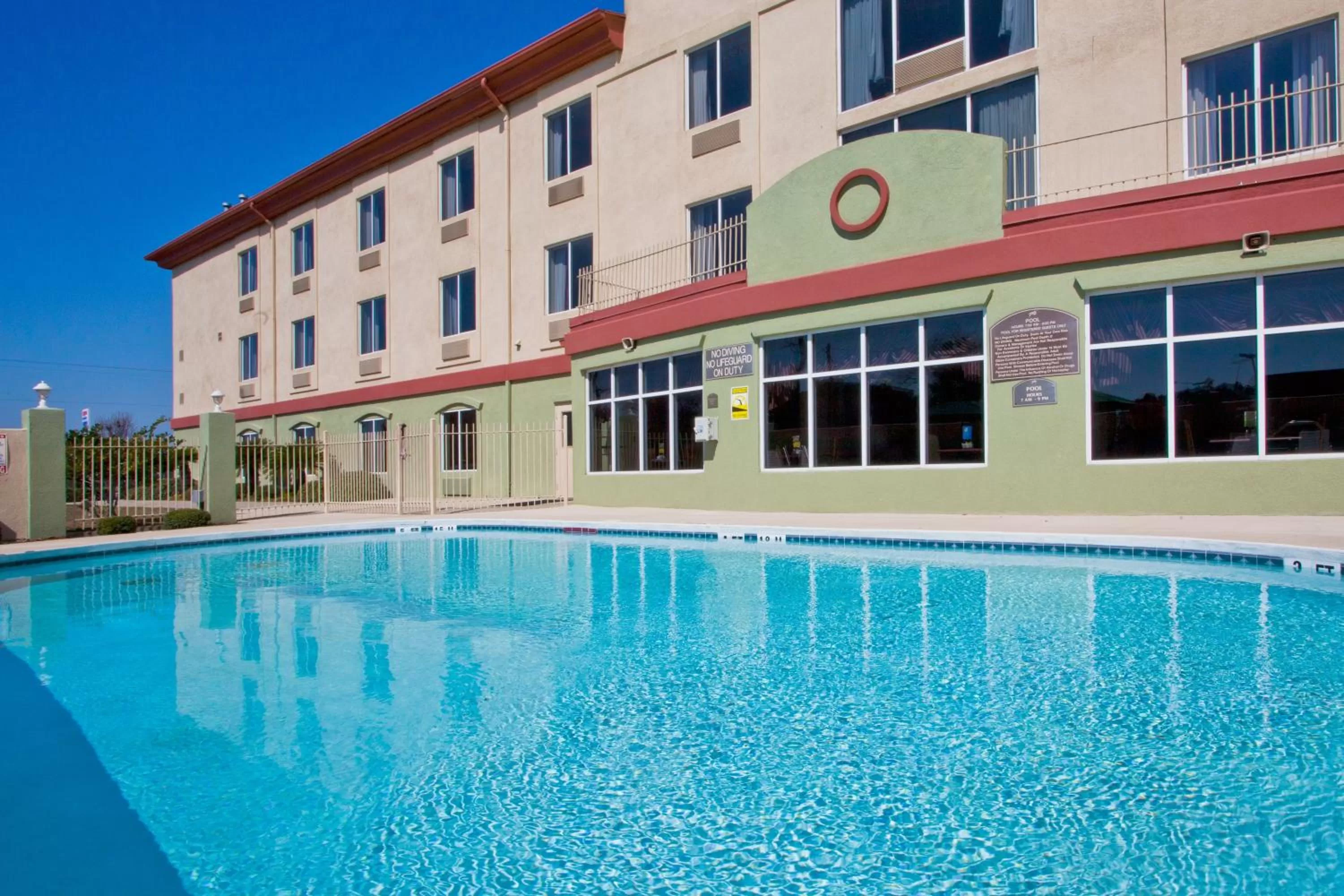 Swimming pool in Holiday Inn Express Hotel & Suites Live Oak by IHG