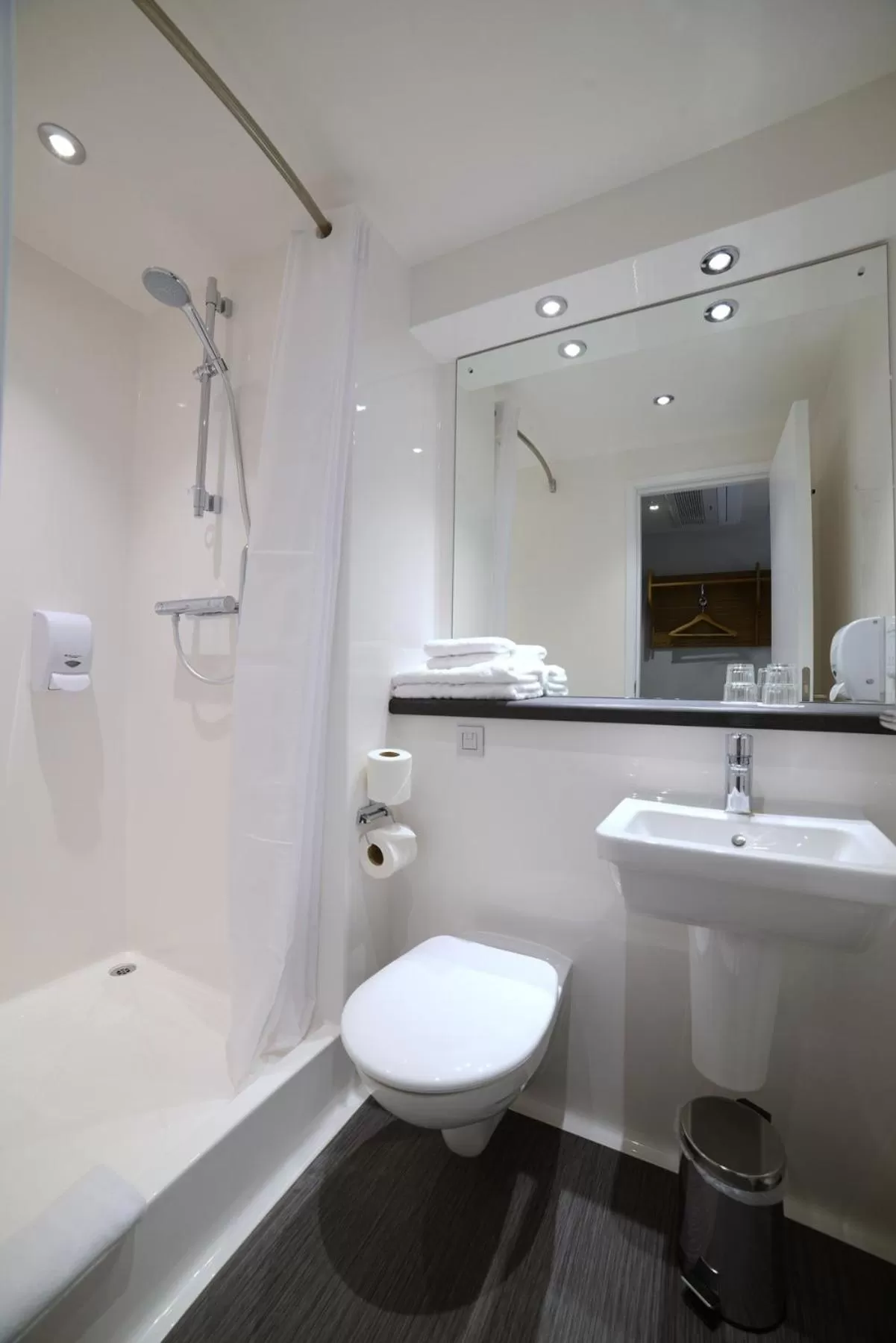 Toilet in Travelodge PLUS Dublin City Centre