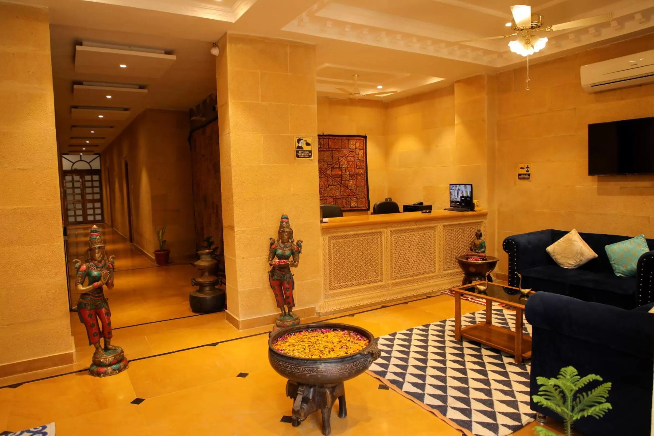 Seating area, Lobby/Reception in Treebo Trend Chandrangan Excellency