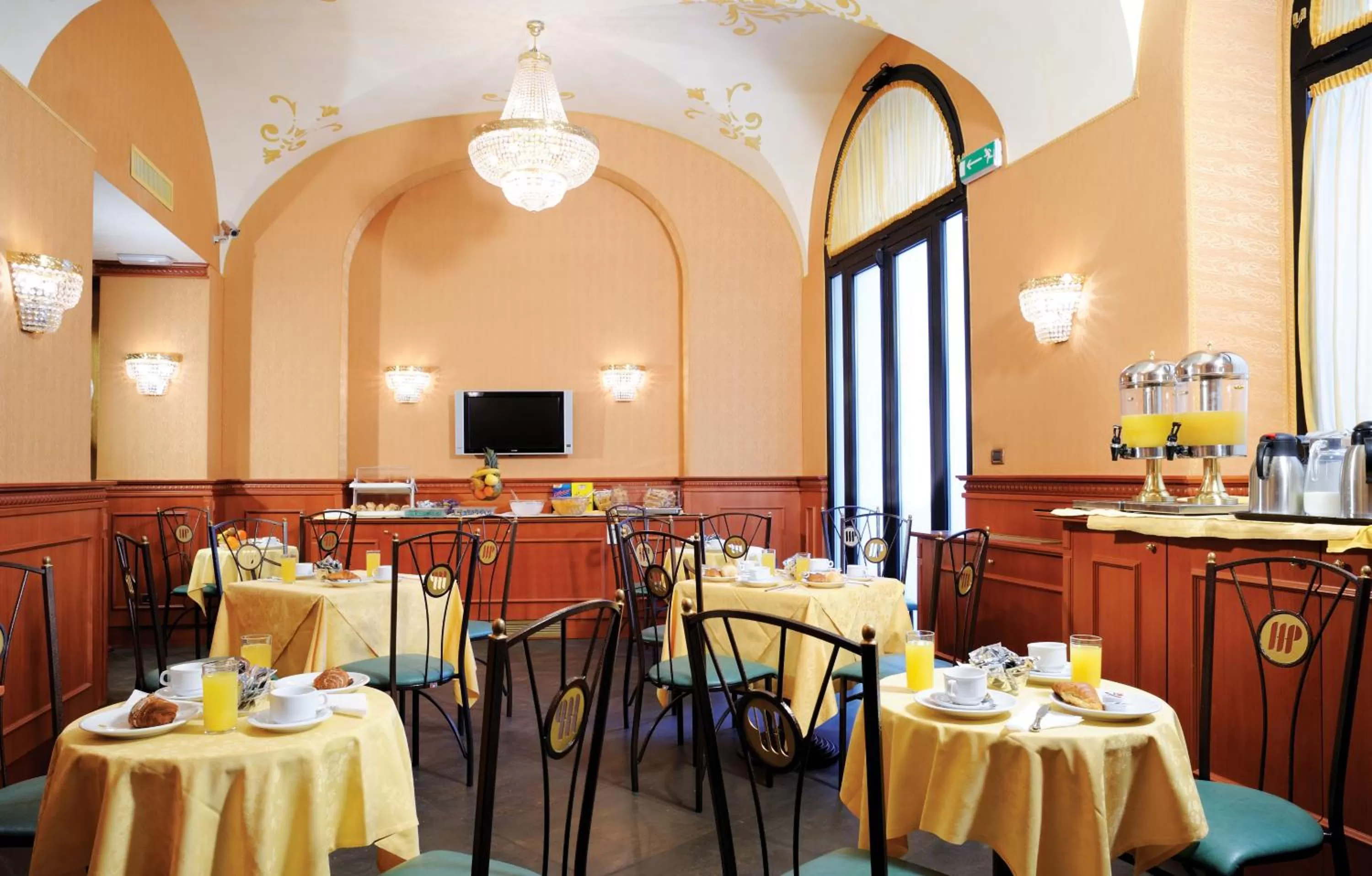 Restaurant/places to eat in Hotel Patria