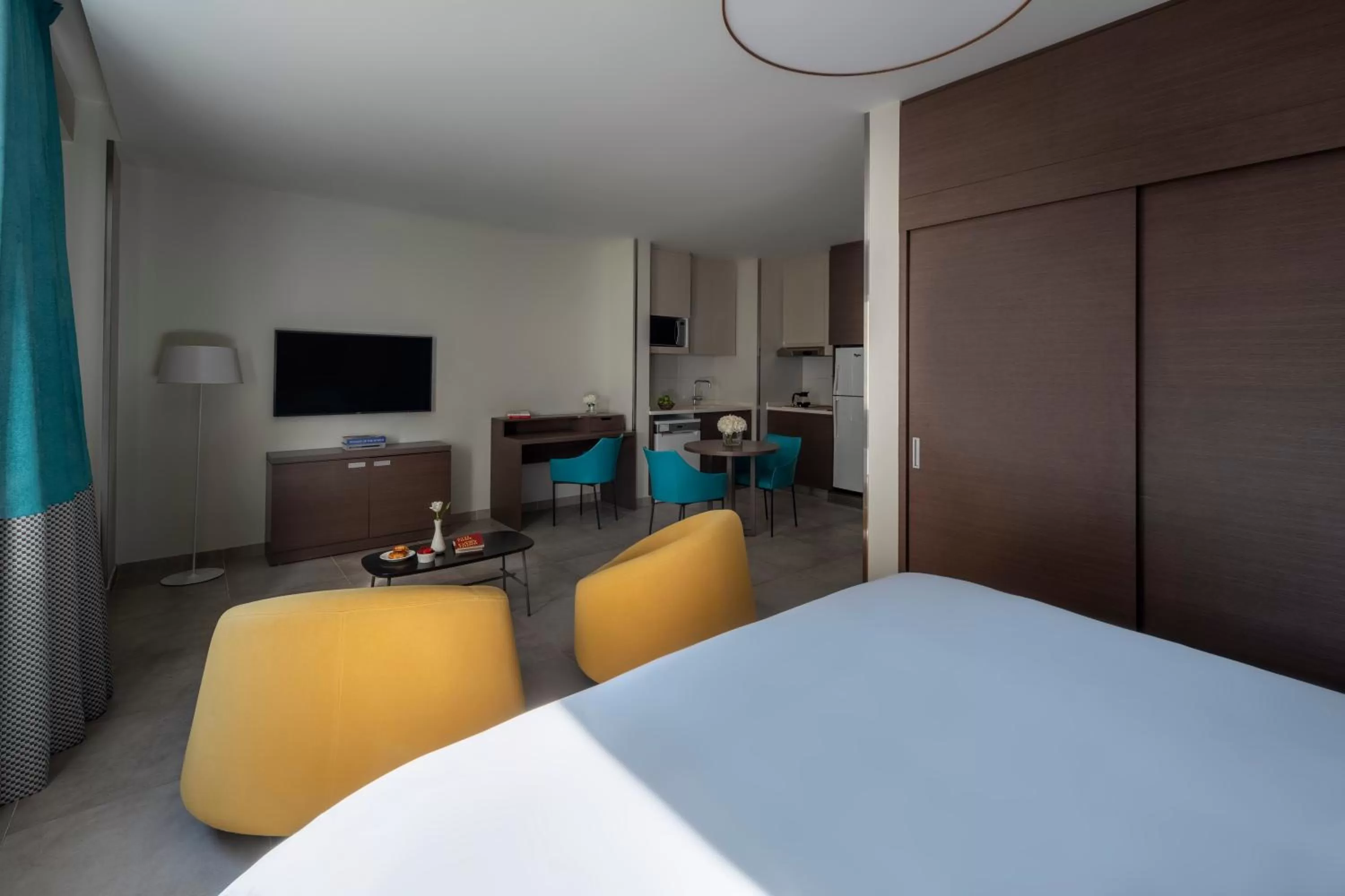 Living room, Bed in Adagio Aparthotel Jeddah Malik Road