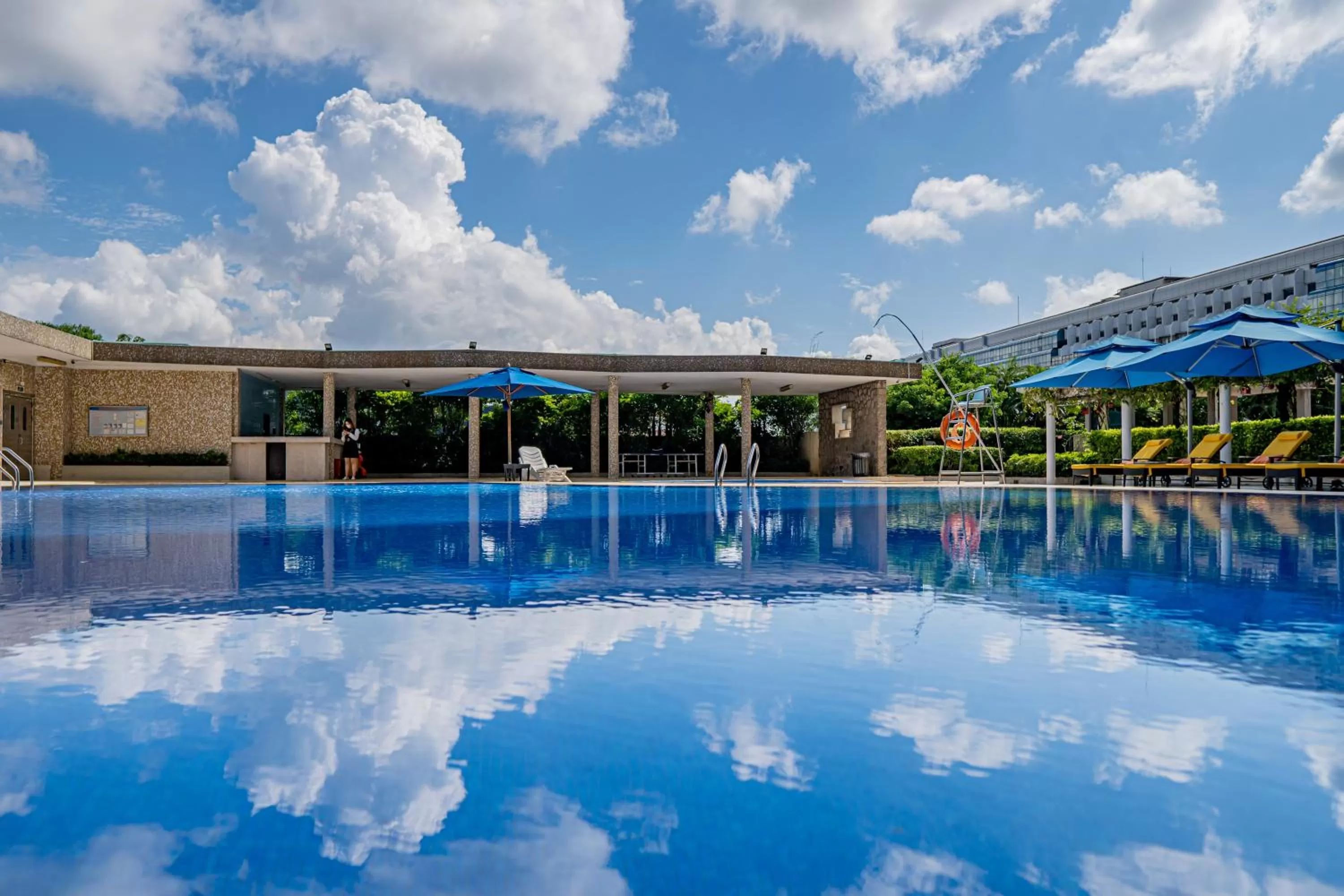 Swimming pool in Shangri-La Shenzhen - Nearby Luohu Border, Outdoor Swimming Pool