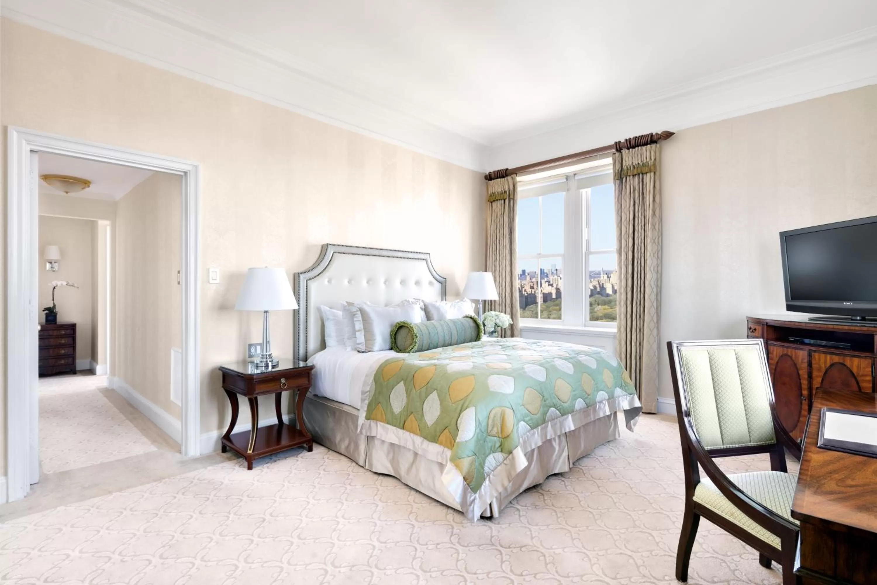 Photo of the whole room, Bed in The Pierre, A Taj Hotel, New York