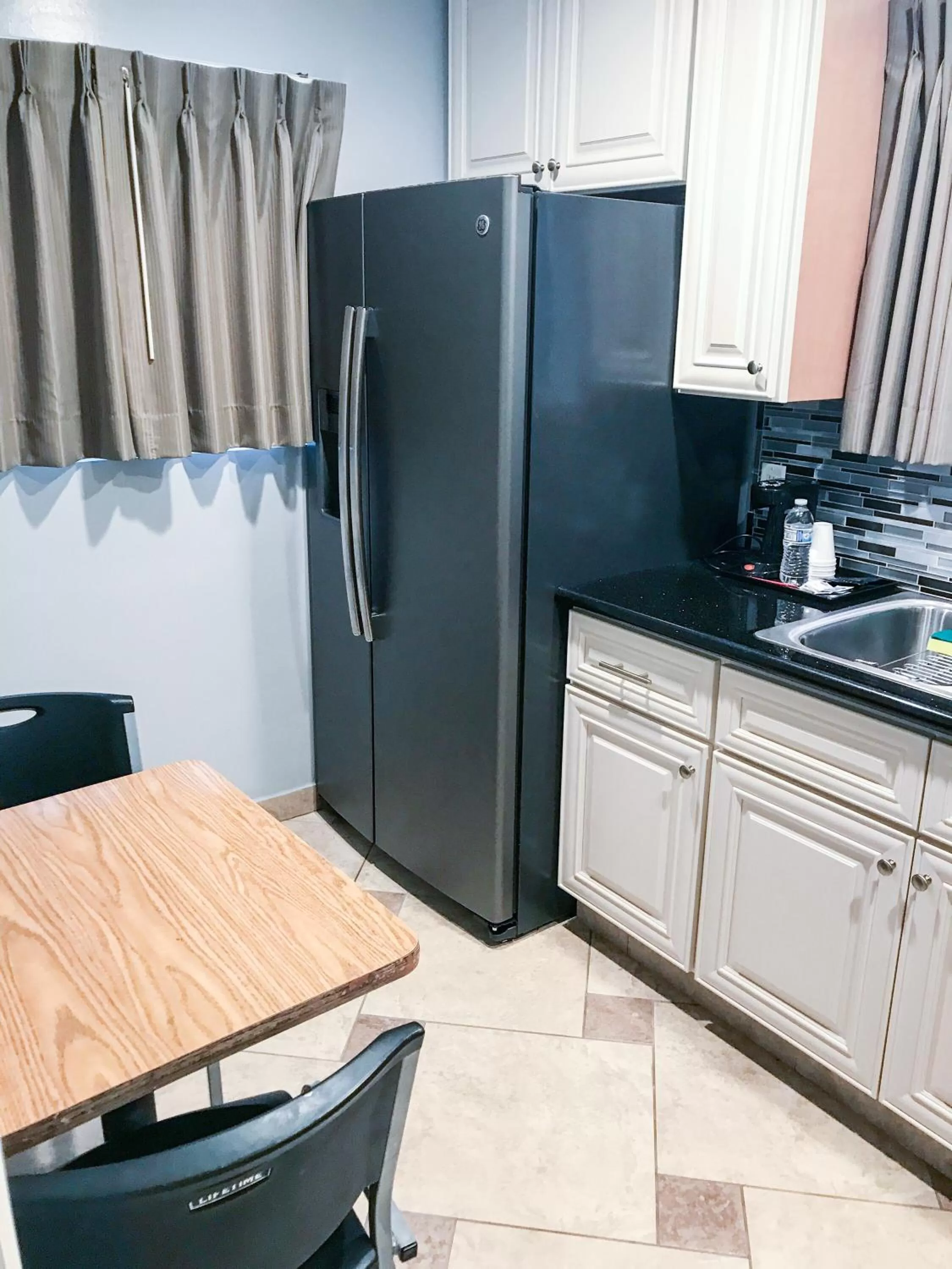Kitchen or kitchenette in Viking Motel-Ventura