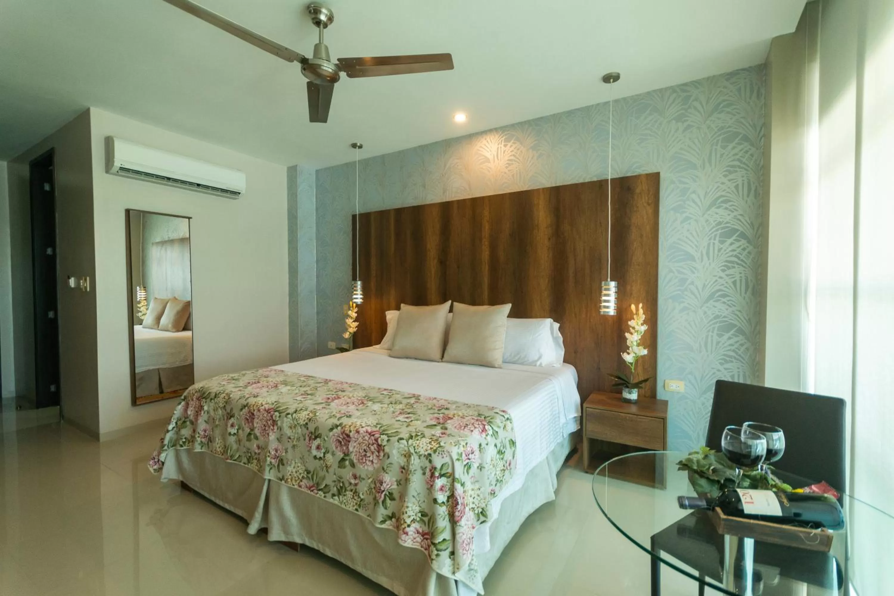 Photo of the whole room, Bed in Hotel Santorini Loft