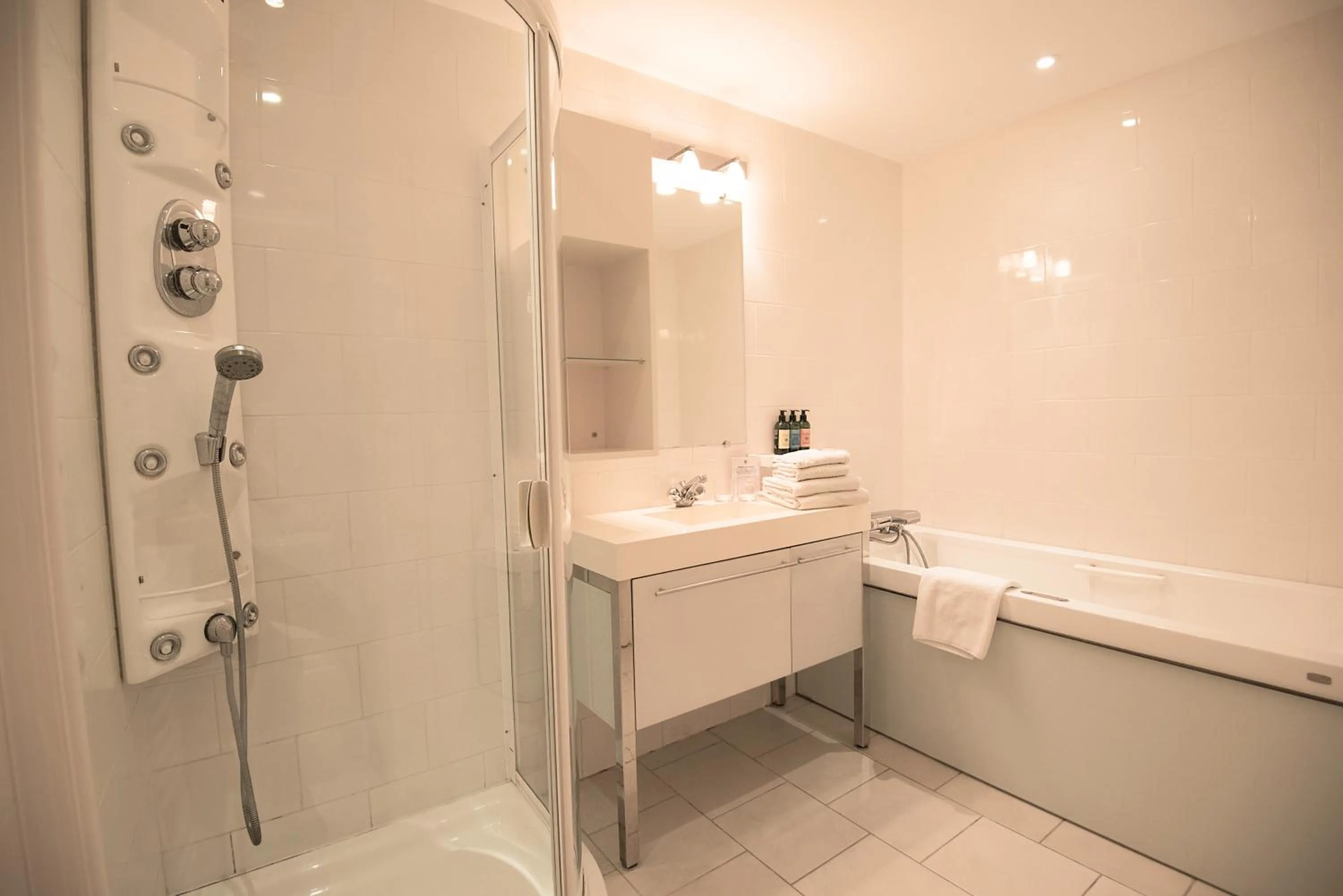 Shower in Chateau de Lantic