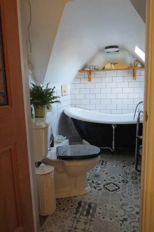 Bathroom in St.Catherine`s Cottage, The Old School House
