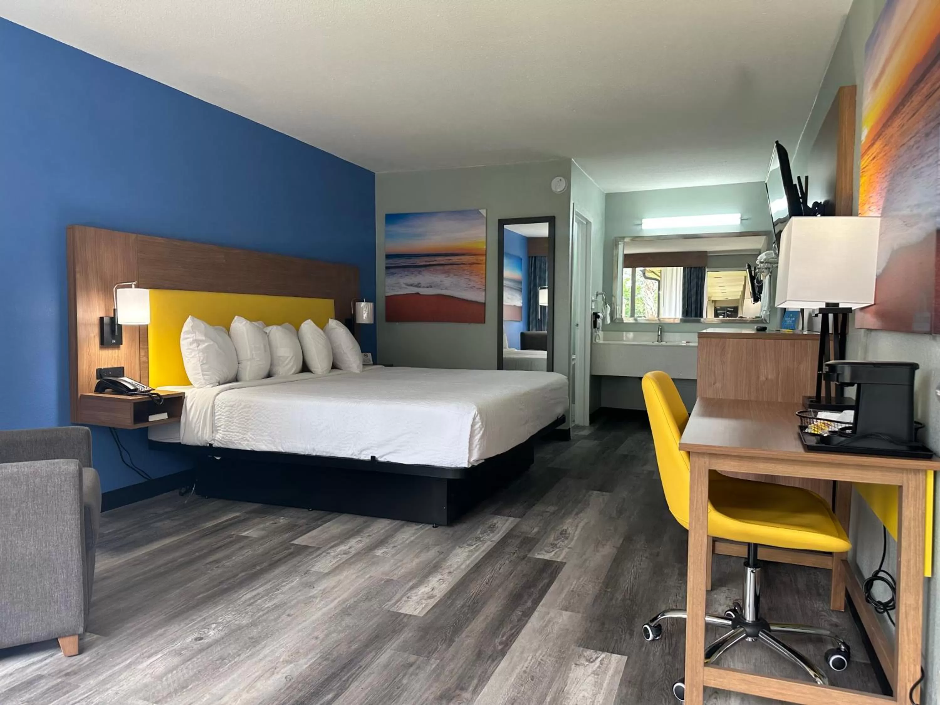 Bedroom, Bed in Days Inn & Suites by Wyndham Jennings