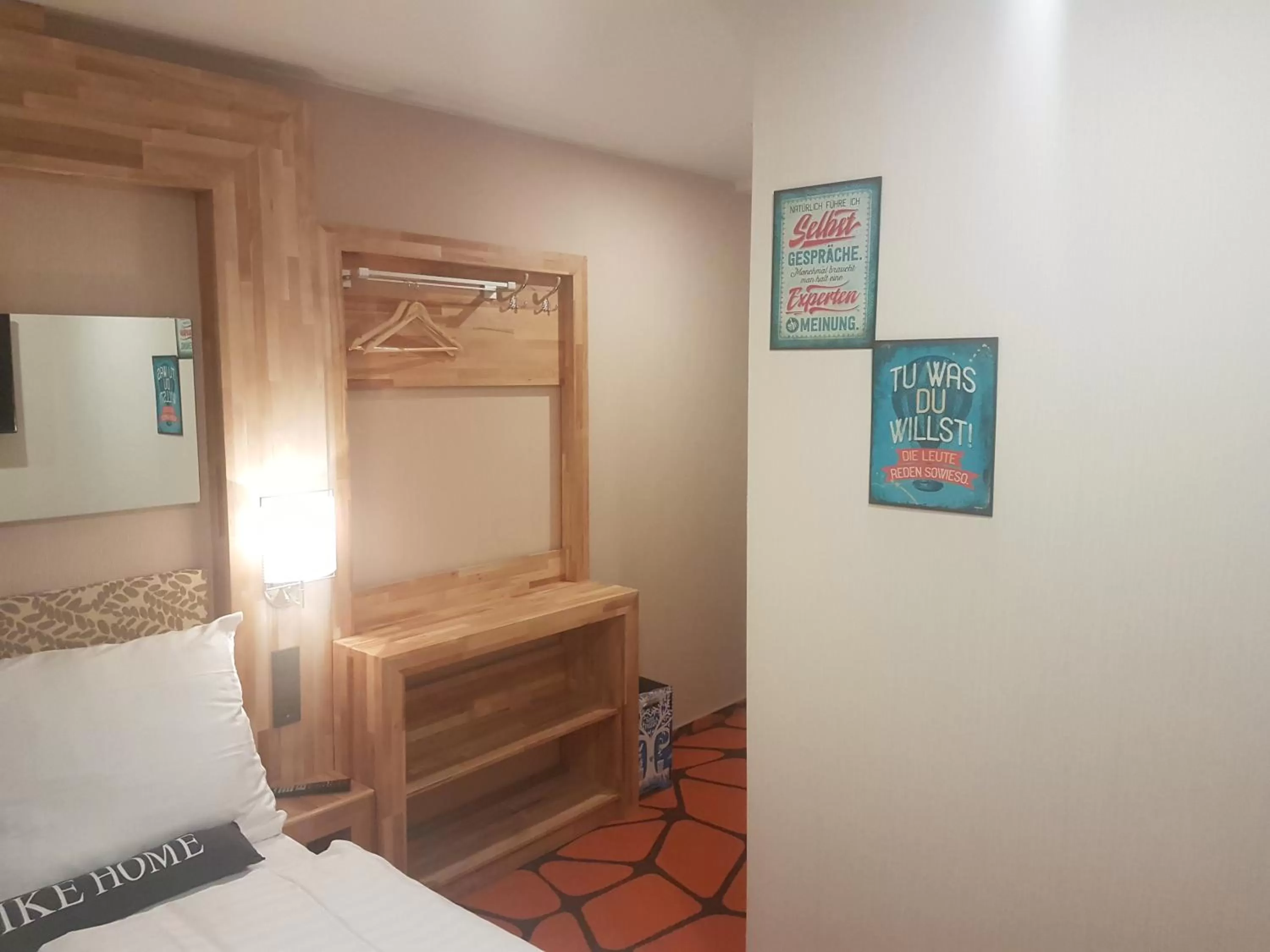 Decorative detail, Bed in Elbgalerie Hotel