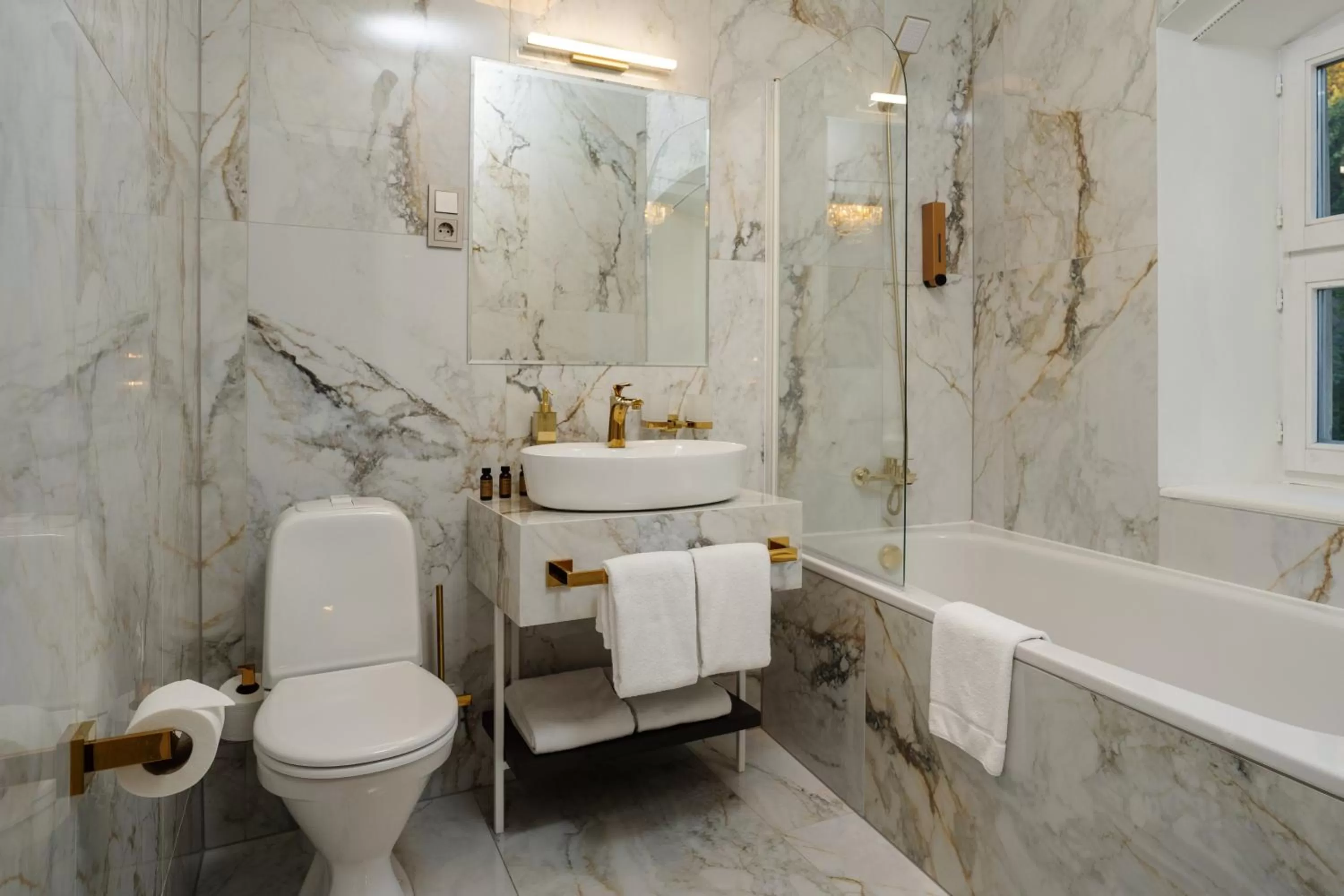 Shower in St Palace Hotel