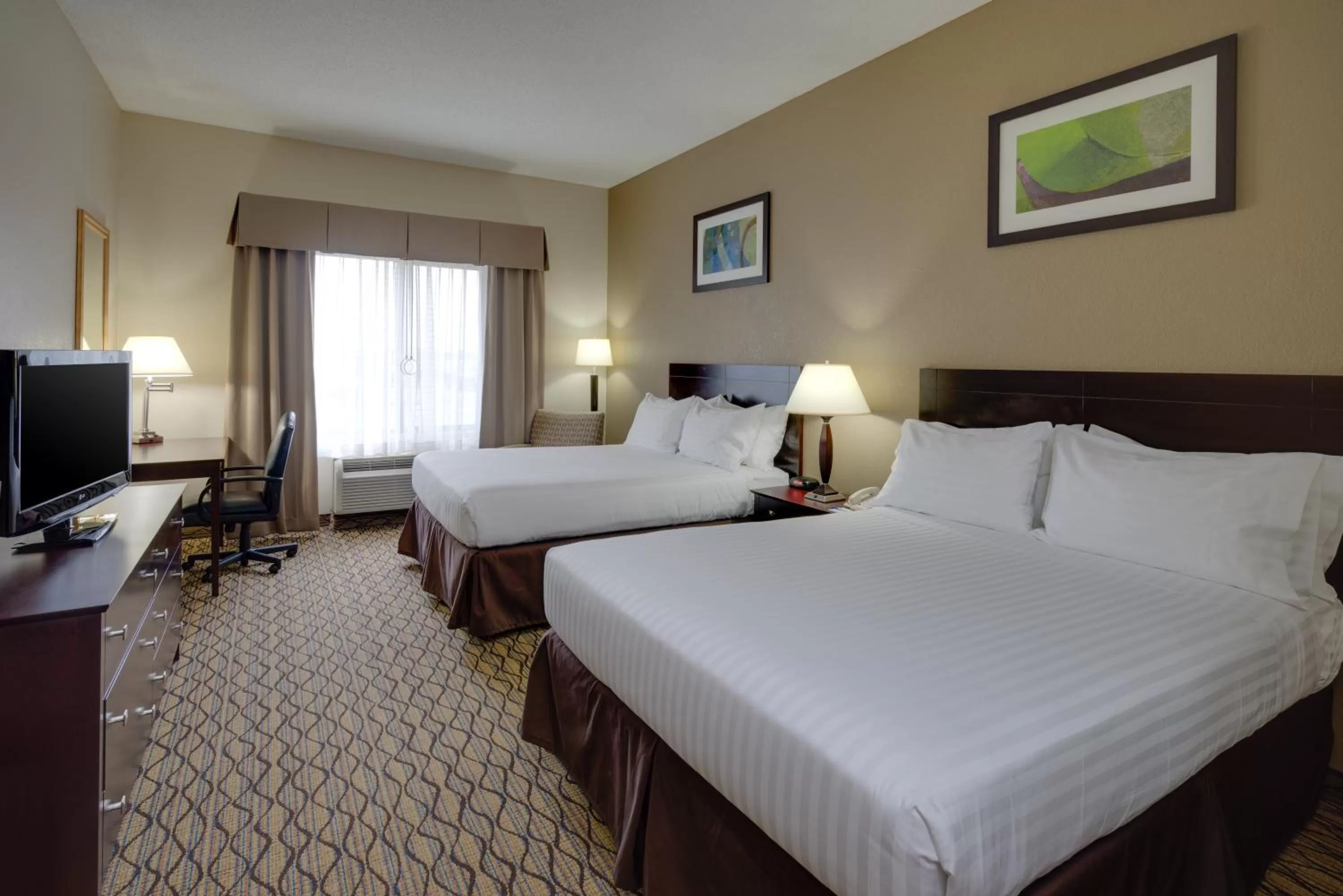 Photo of the whole room, Bed in Holiday Inn Express Charles Town by IHG