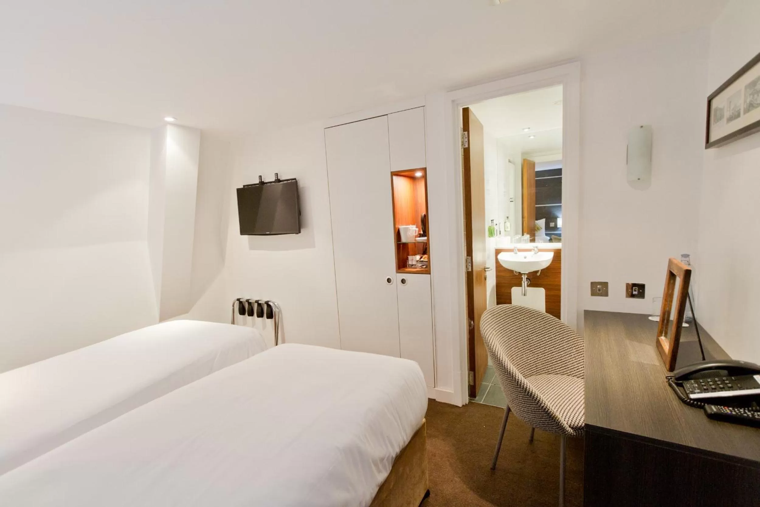 Toilet, Bed in The Wesley Euston