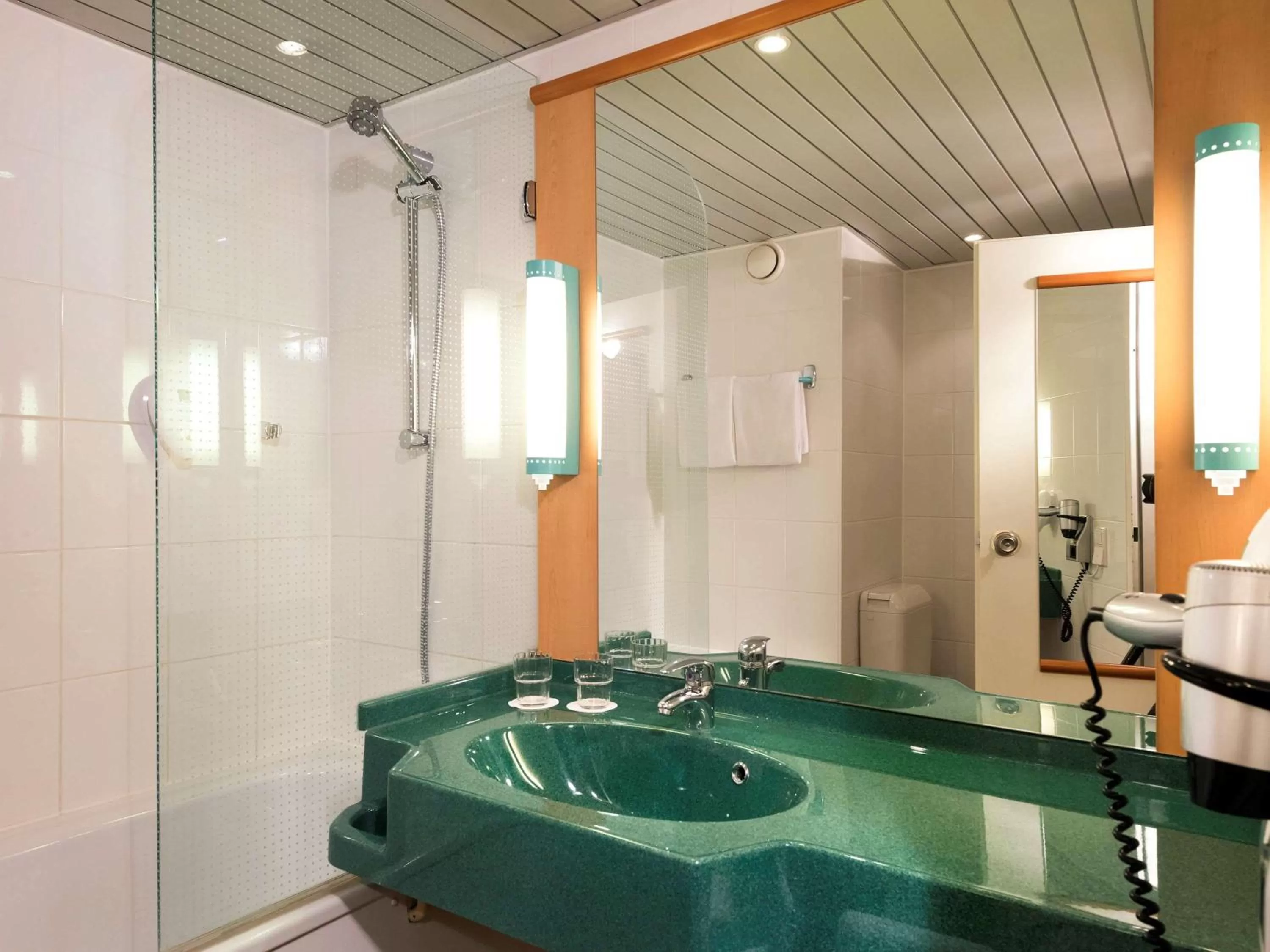 Bathroom in ibis Dortmund West