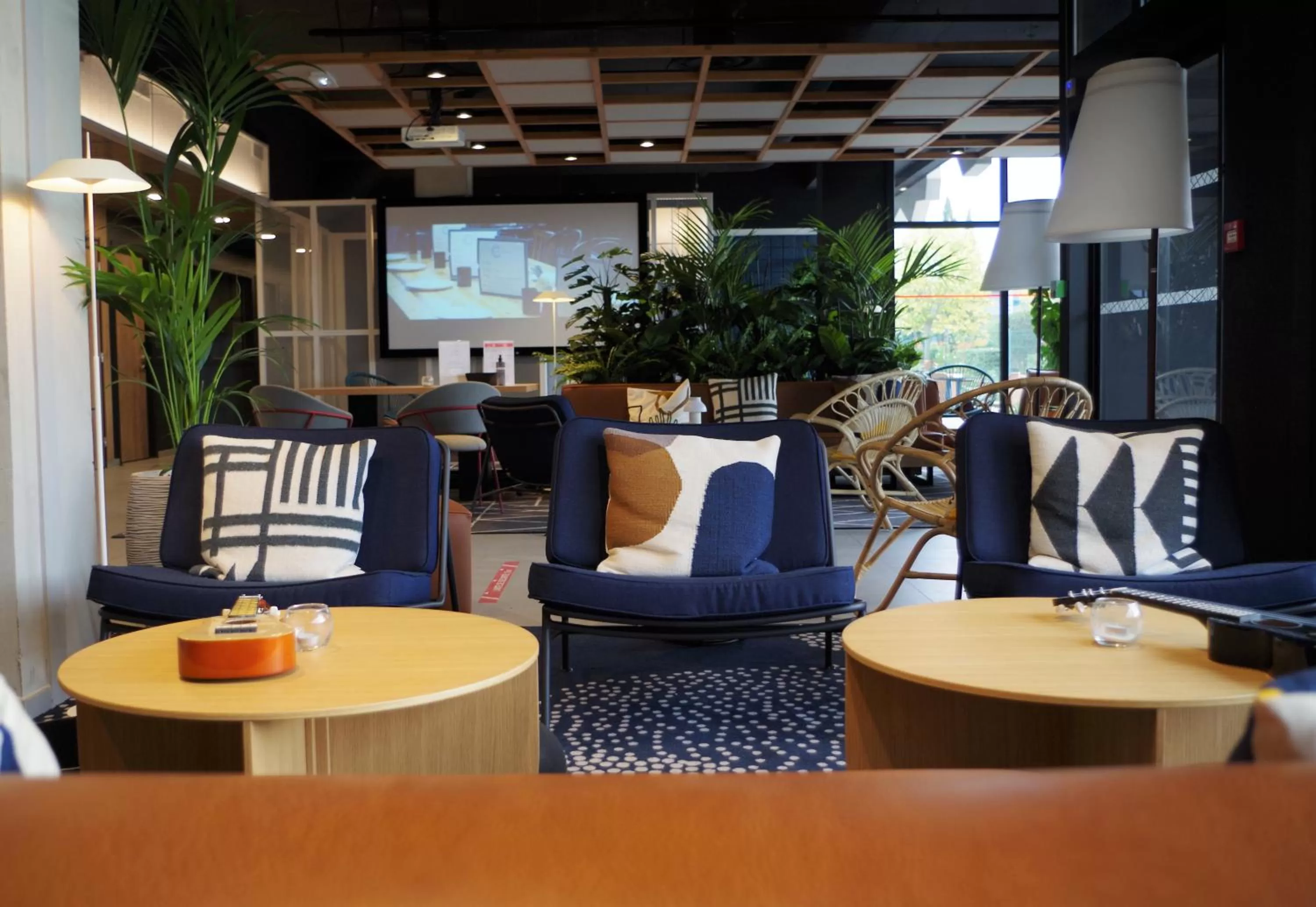 Communal lounge/ TV room in Ibis Lunel Petite Camargue