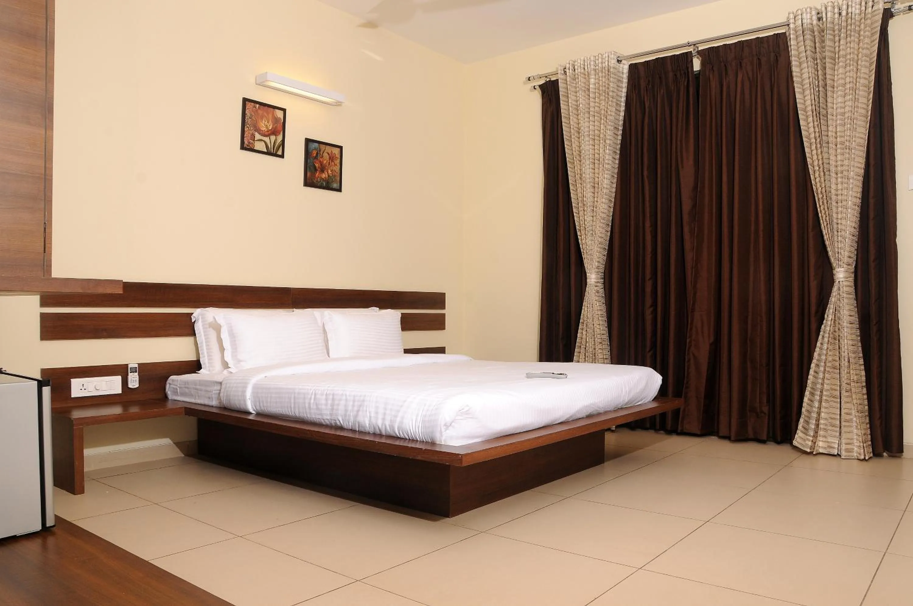 Restaurant/places to eat, Bed in Hotel 3 Leaves NEAR CENTRAL BUS STAND