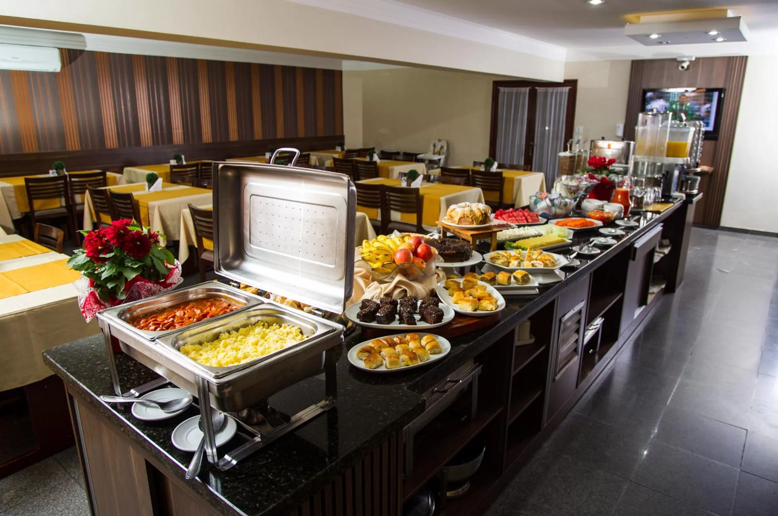 Buffet breakfast in LEON PARK HOTEL e CONVENÇÕES - Melhor Custo Benefício