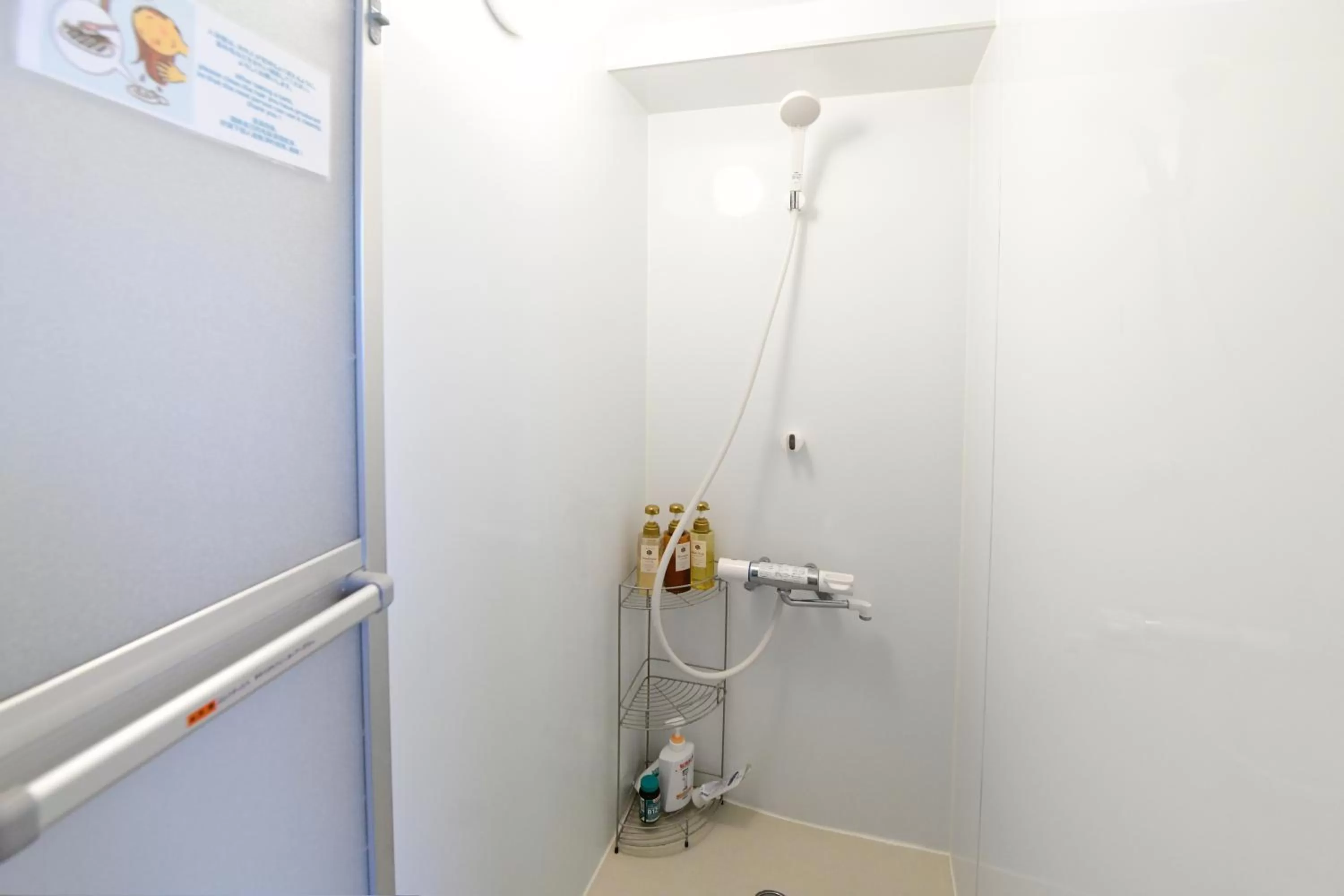 Shower in 無料wi-fi JING HOUSE 秋葉原 電動自転車レンタル