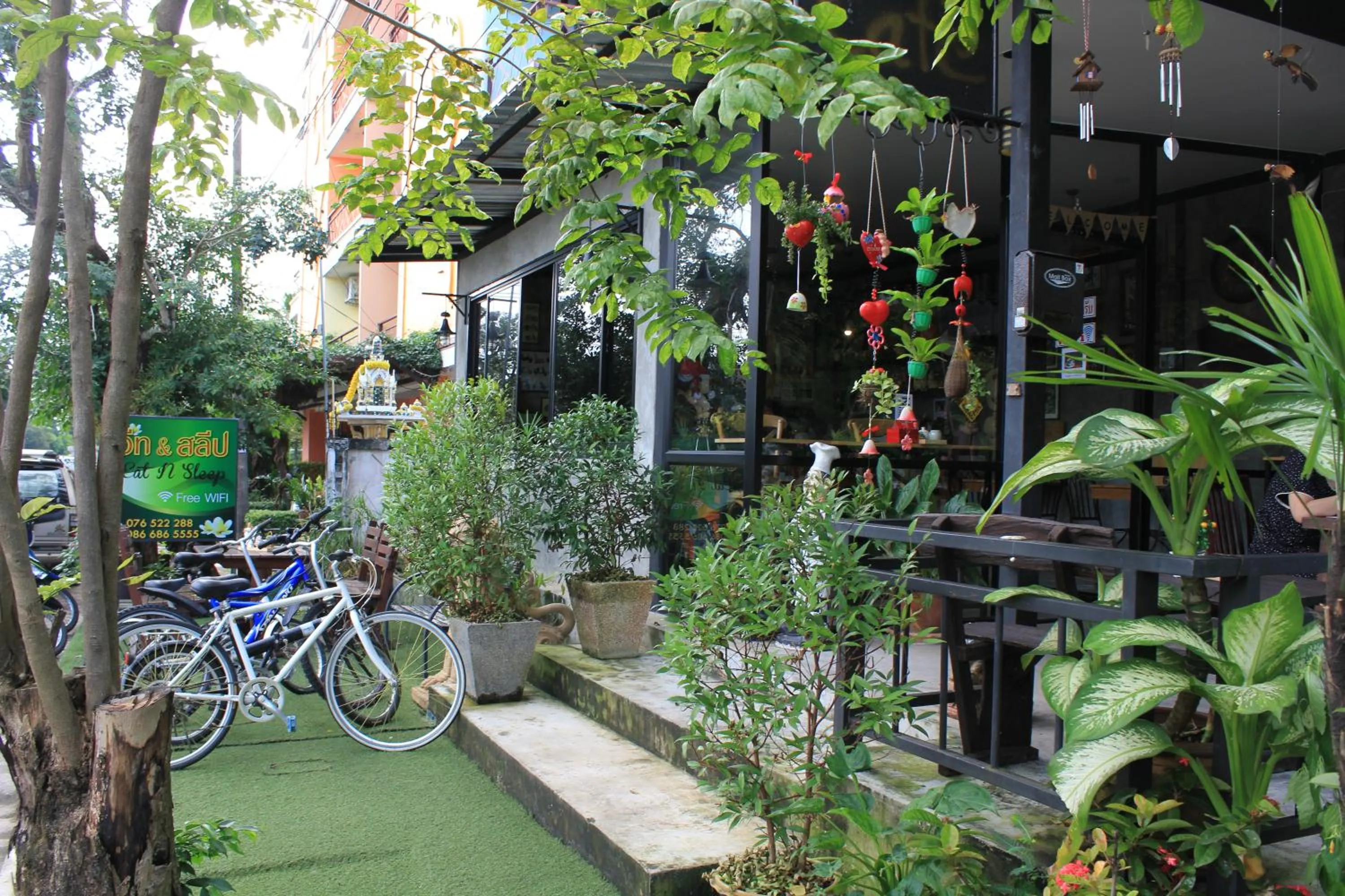 Restaurant/places to eat in Eat n Sleep