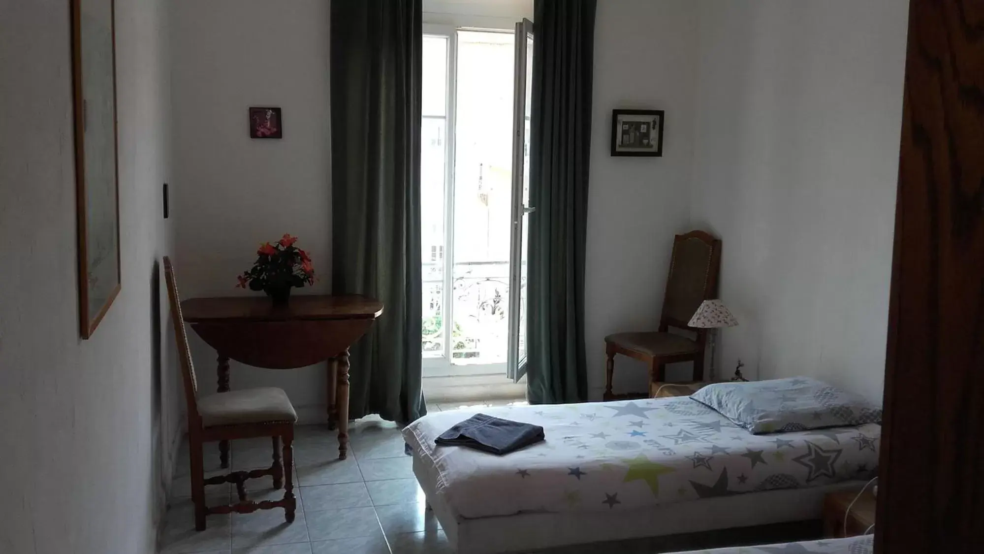 Standard Twin Room with Shared Bathroom in Chez Brigitte Guesthouse Standard Twin Room with Shared Bathroom in Chez Brigitte Guesthouse