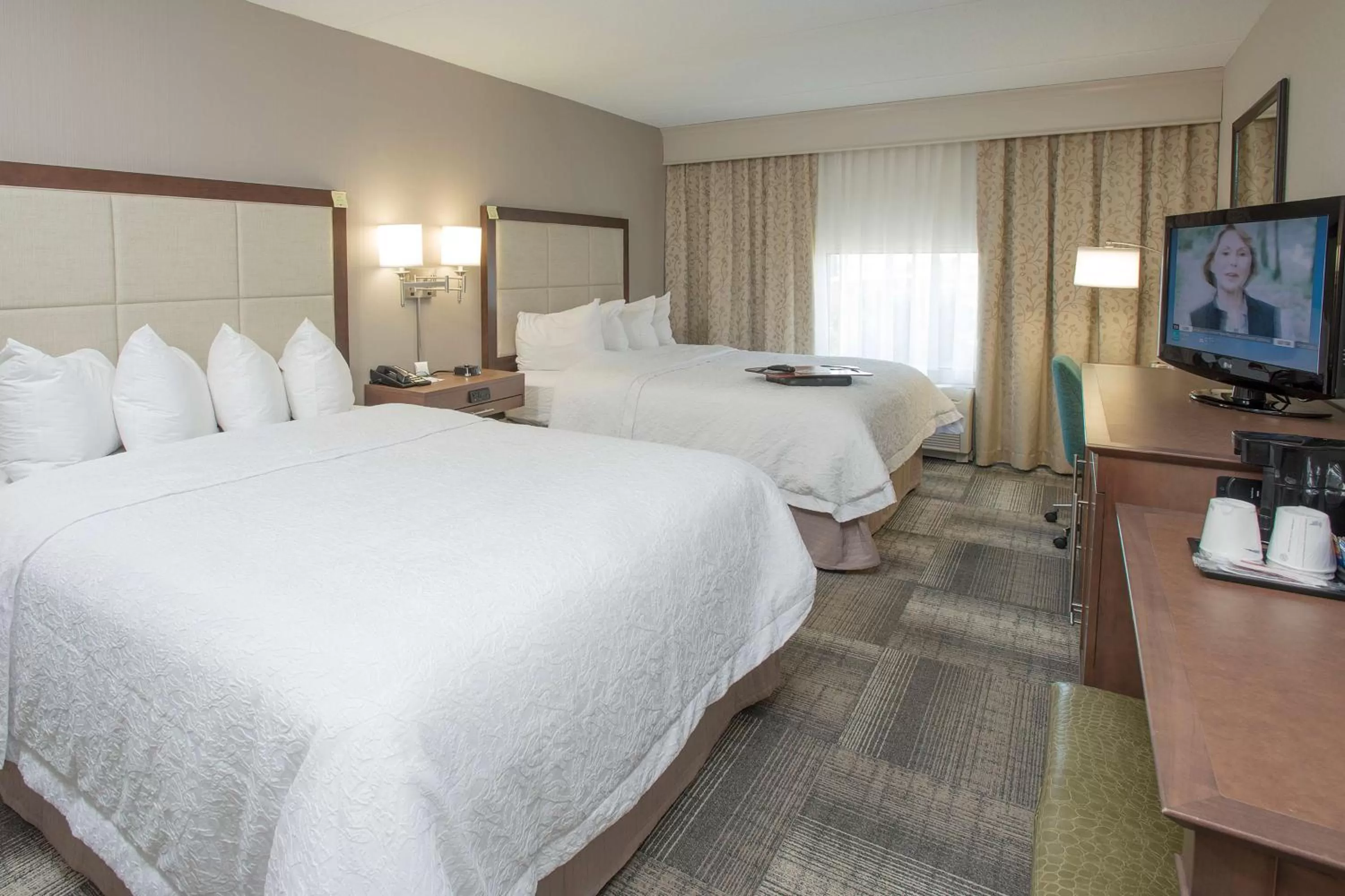 Bed in Hampton Inn & Suites Cincinnati-Union Centre