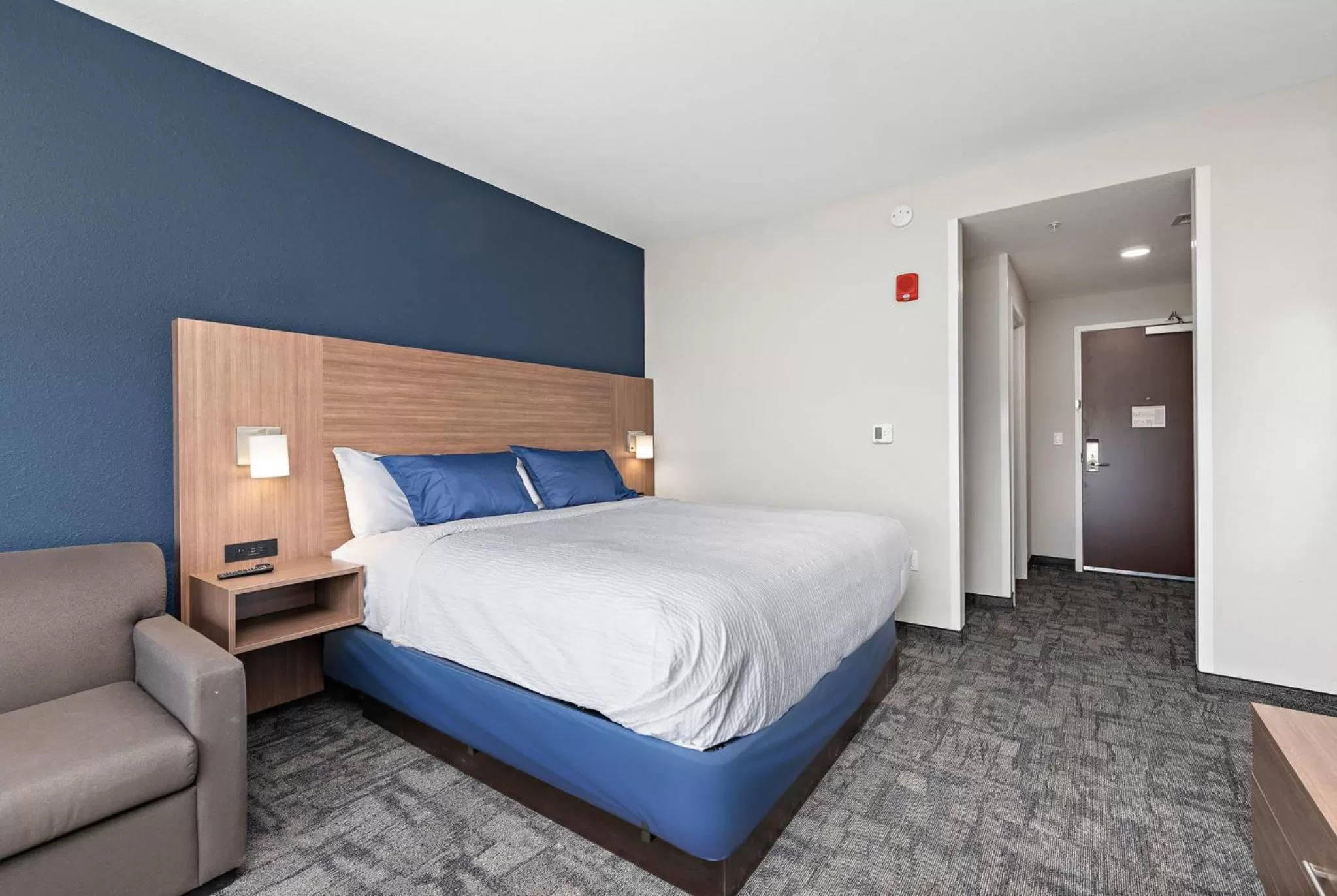 Photo of the whole room, Bed in Holiday Inn Express Kansas City North Parkville by IHG