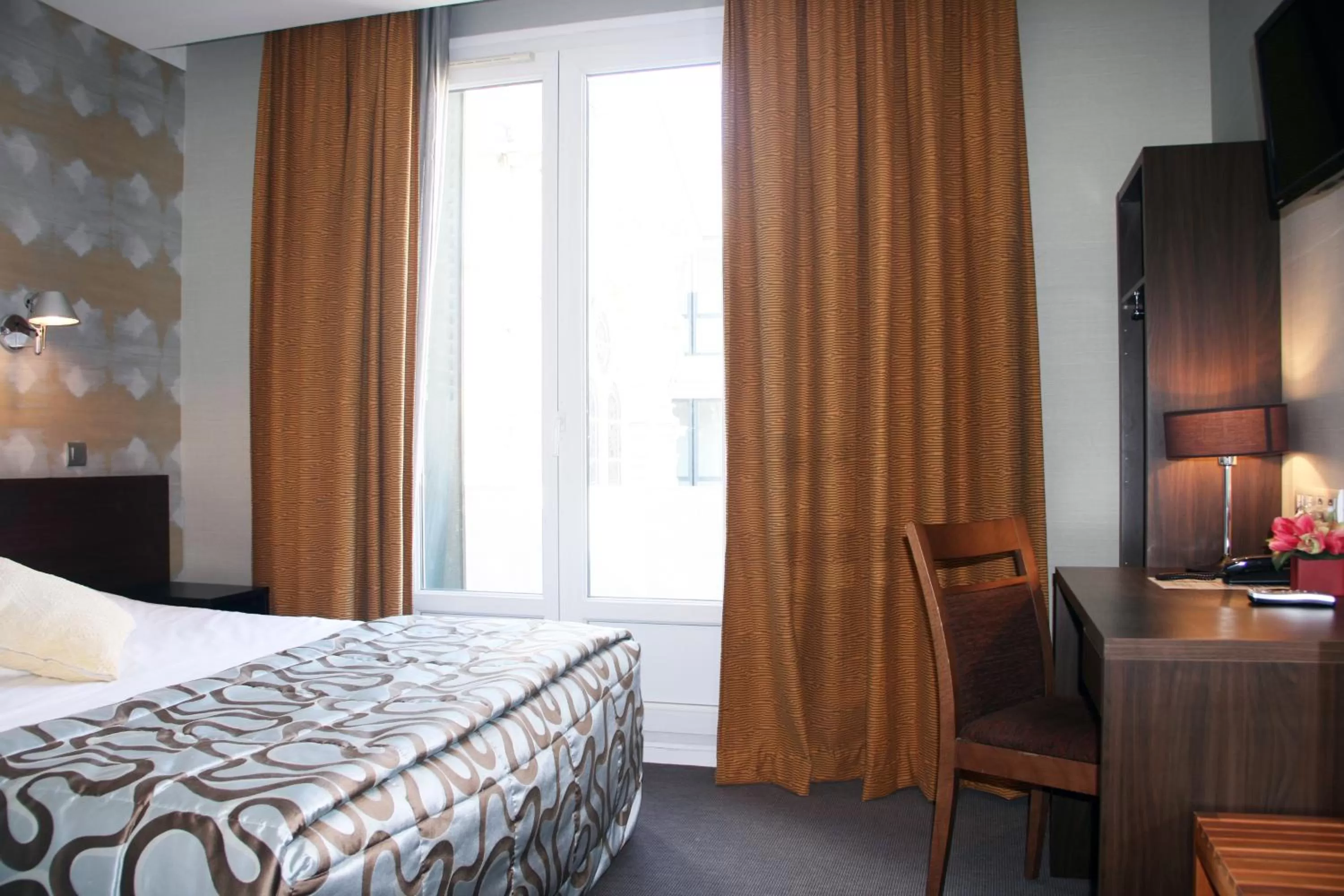 Bedroom, Bed in Hôtel Astoria