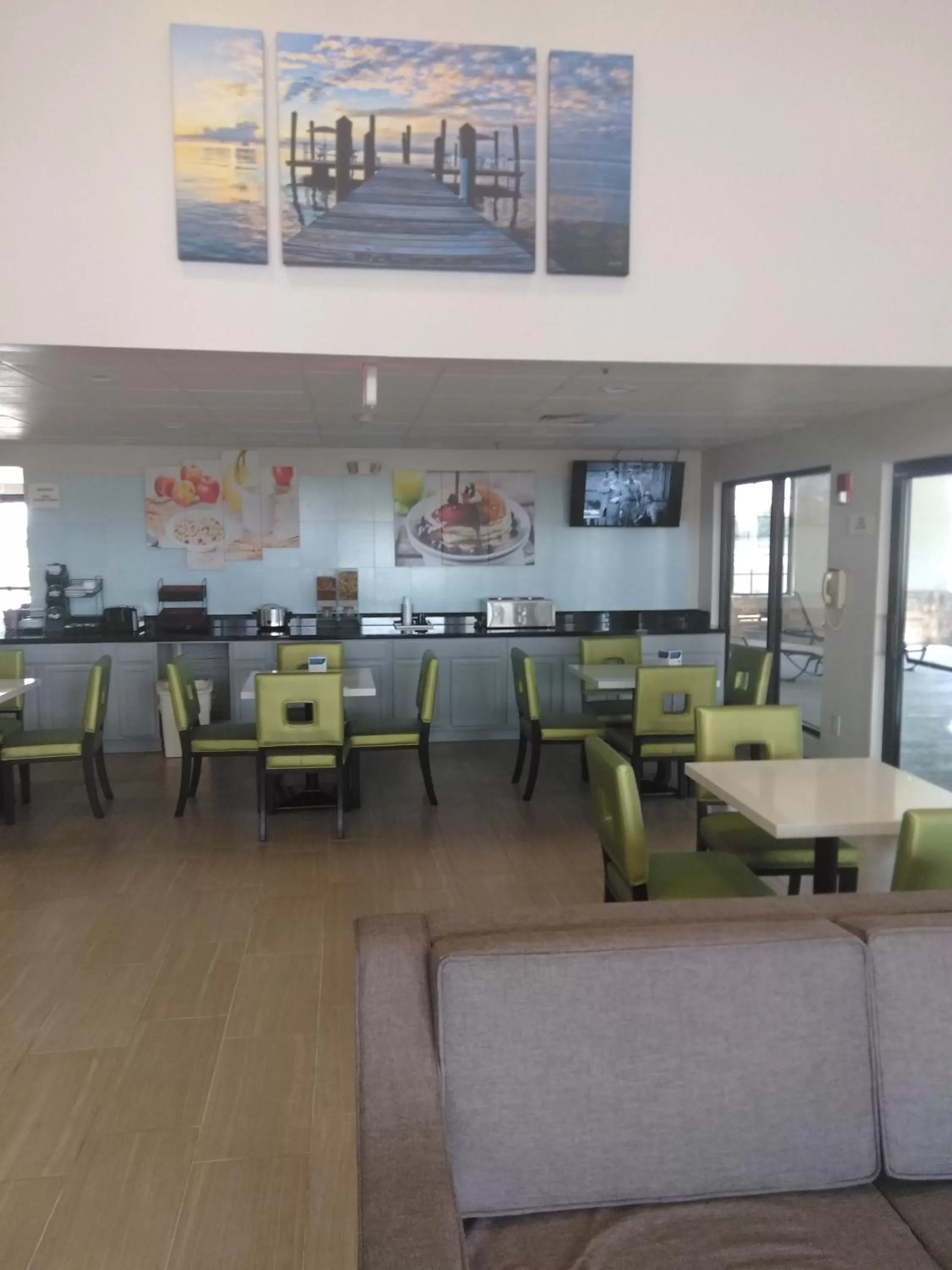 Breakfast in Quality Inn & Suites Mount Vernon