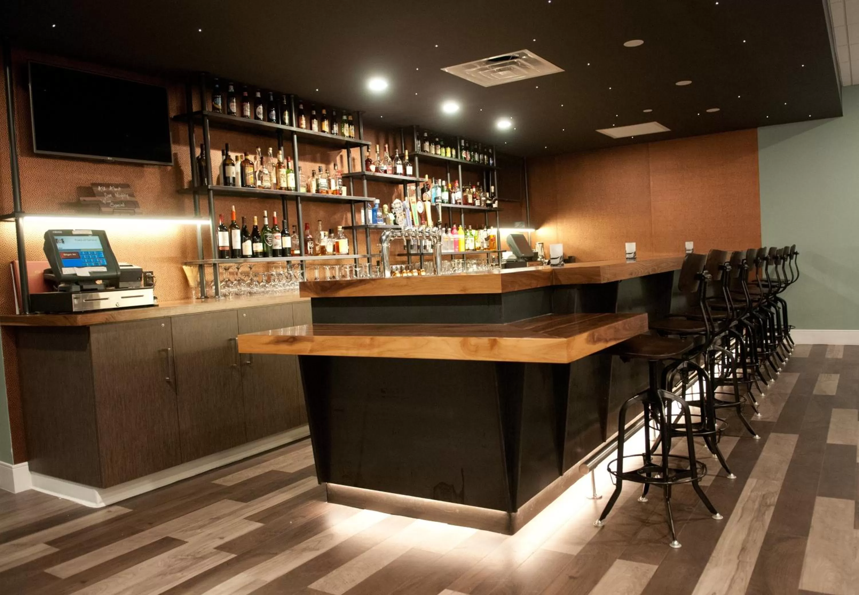 Lounge or bar in Crowne Plaza Hotel and Suites Pittsburgh South by IHG