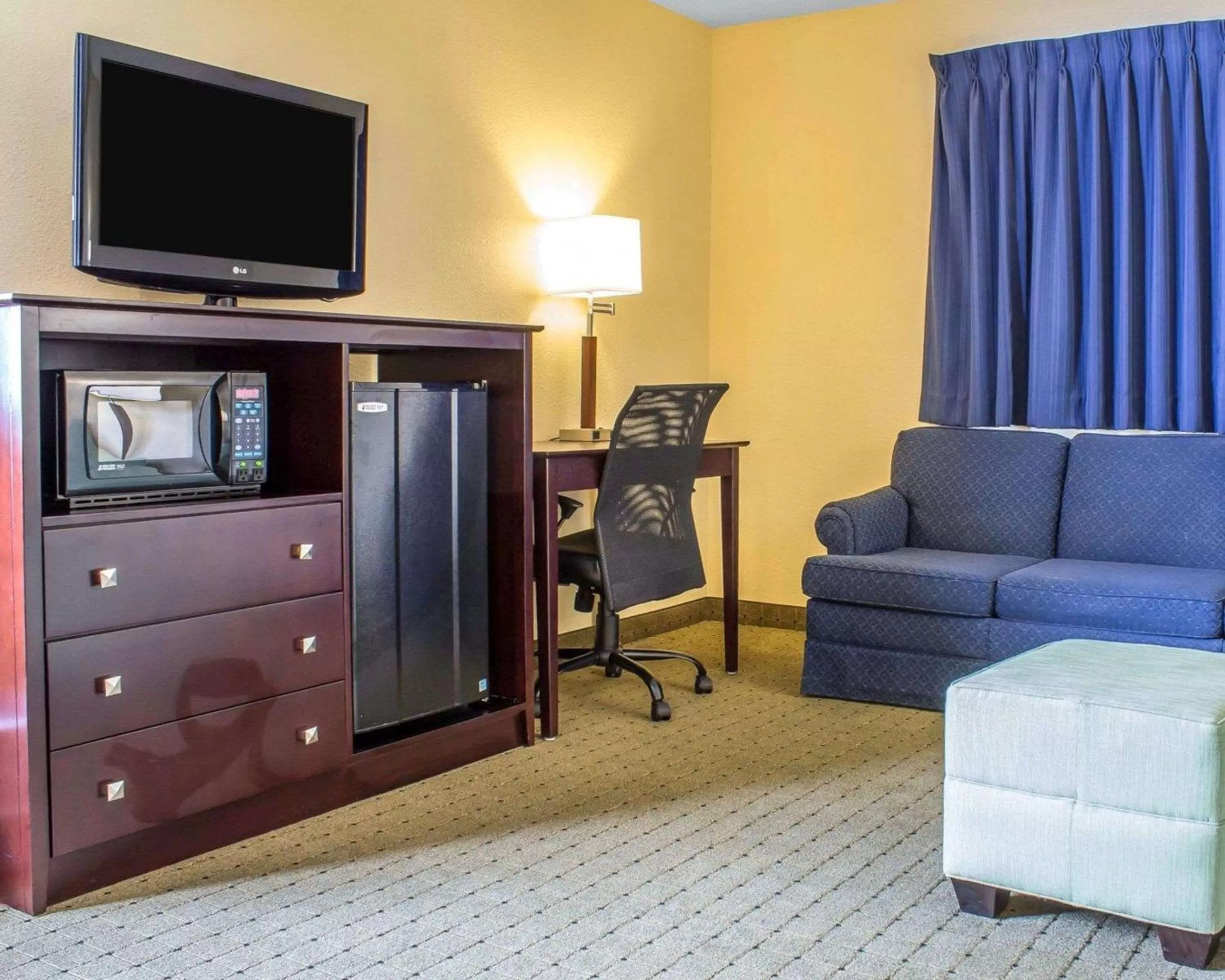 Photo of the whole room in Econo Lodge